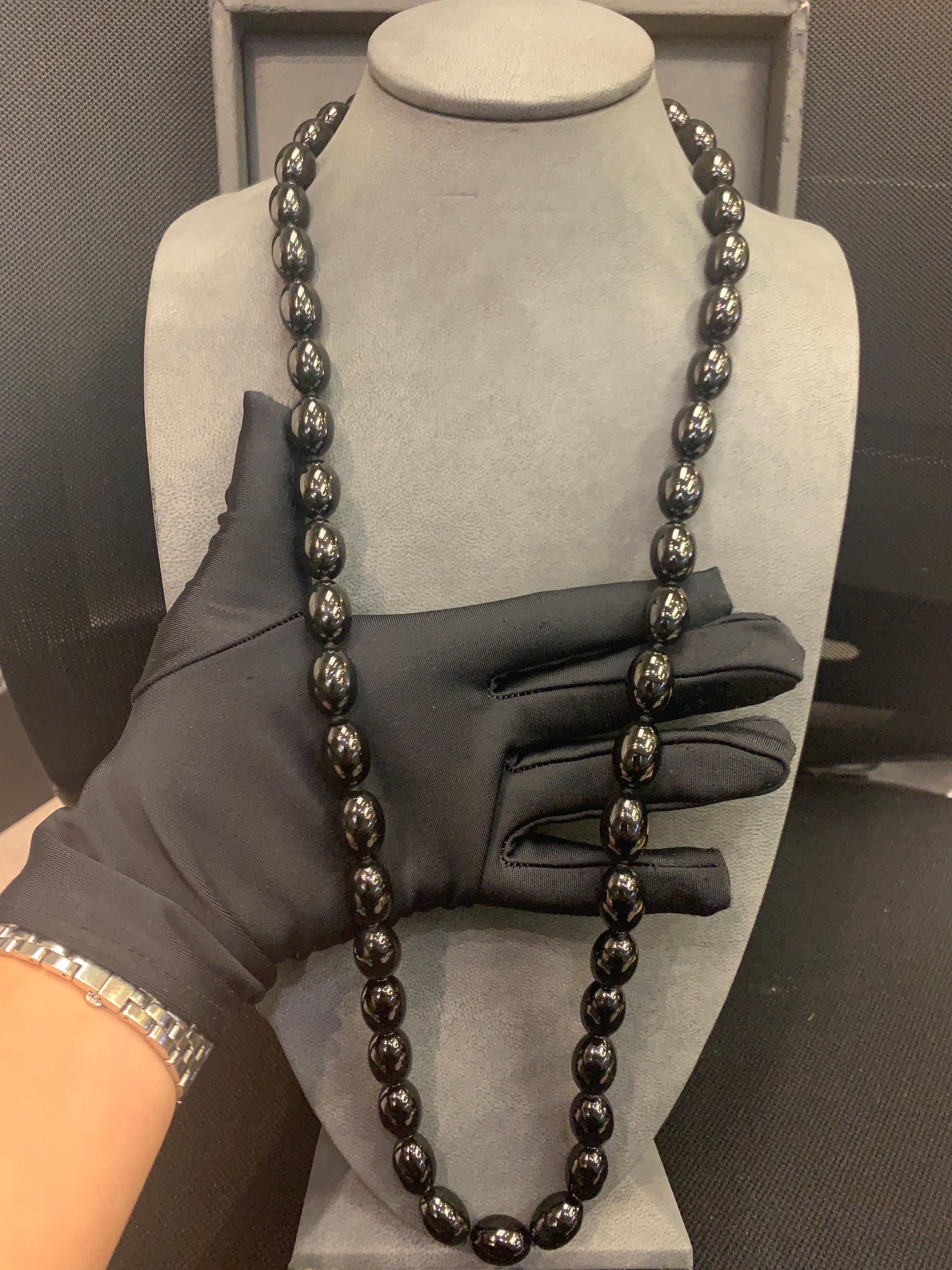 Tiffany & Co Black Jade and Gold Bead Necklace 

A necklace featuring  48 black jade beads attached to a large 18 karat gold bead.

Bead mm: approximately 12mm

Measurements: 30