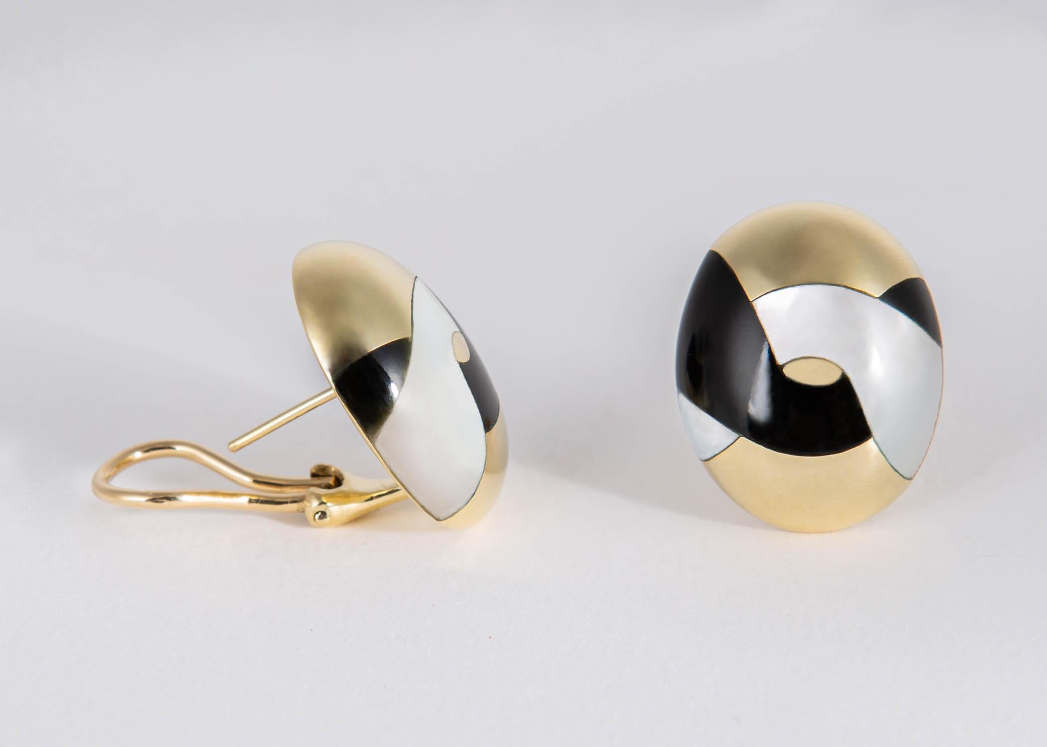 A rarely available Tiffany & Co. classic. The dramatic contrast of black jade  and beautiful mother of pearl are set into rich 18k gold. Almost an inch ( 7/8's ) 