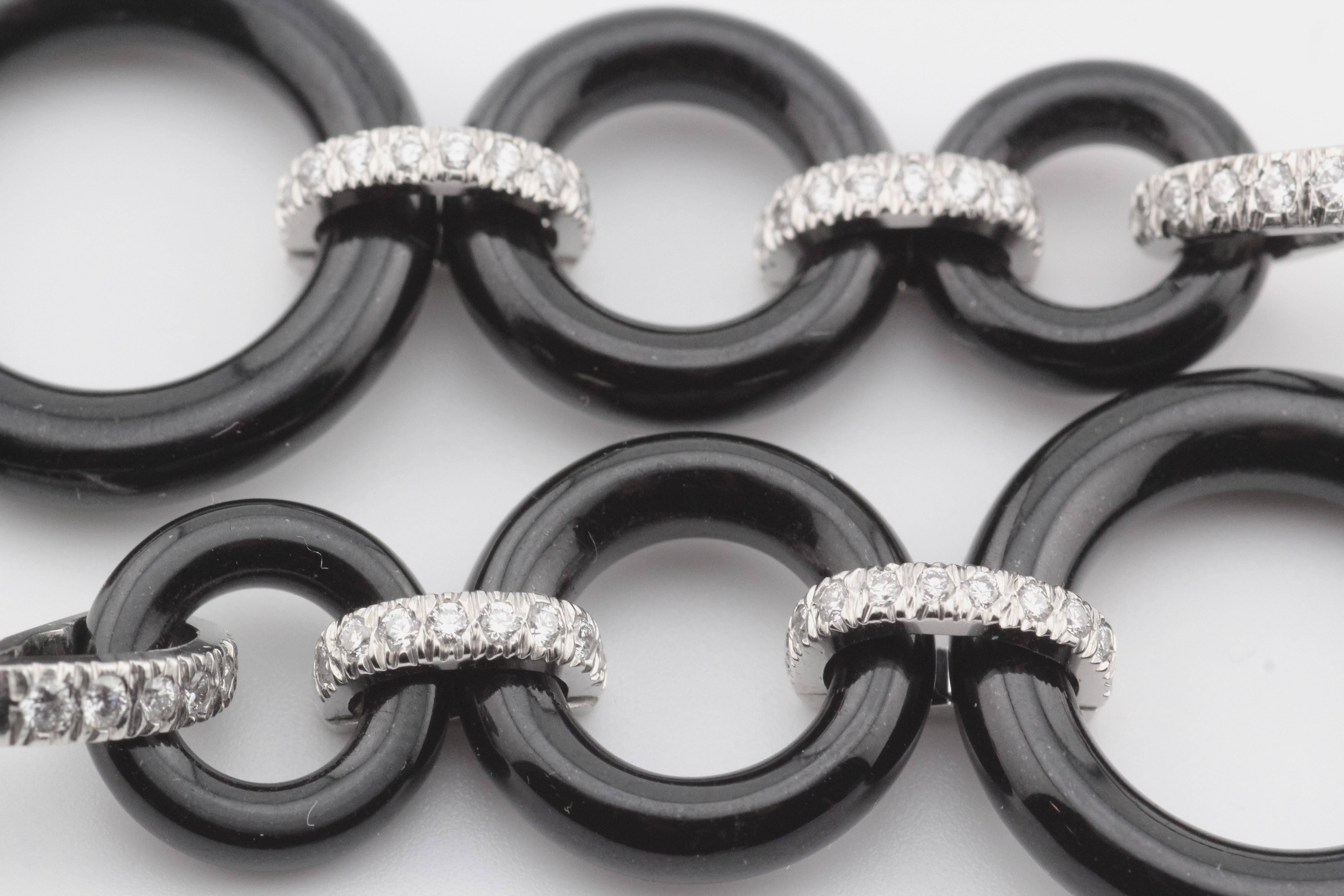 Wir stellen vor: Tiffany & Co. Tropfenohrringe aus schwarzer Jade und Diamanten aus Platin - eine exquisite Manifestation von Eleganz und Kunstfertigkeit. Diese vom renommierten Luxusunternehmen Tiffany & Co. gefertigten Ohrringe sind eine