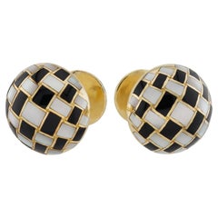 TIFFANY & CO. Boutons de manchette double face en jade noir et nacre jaune 18 carats