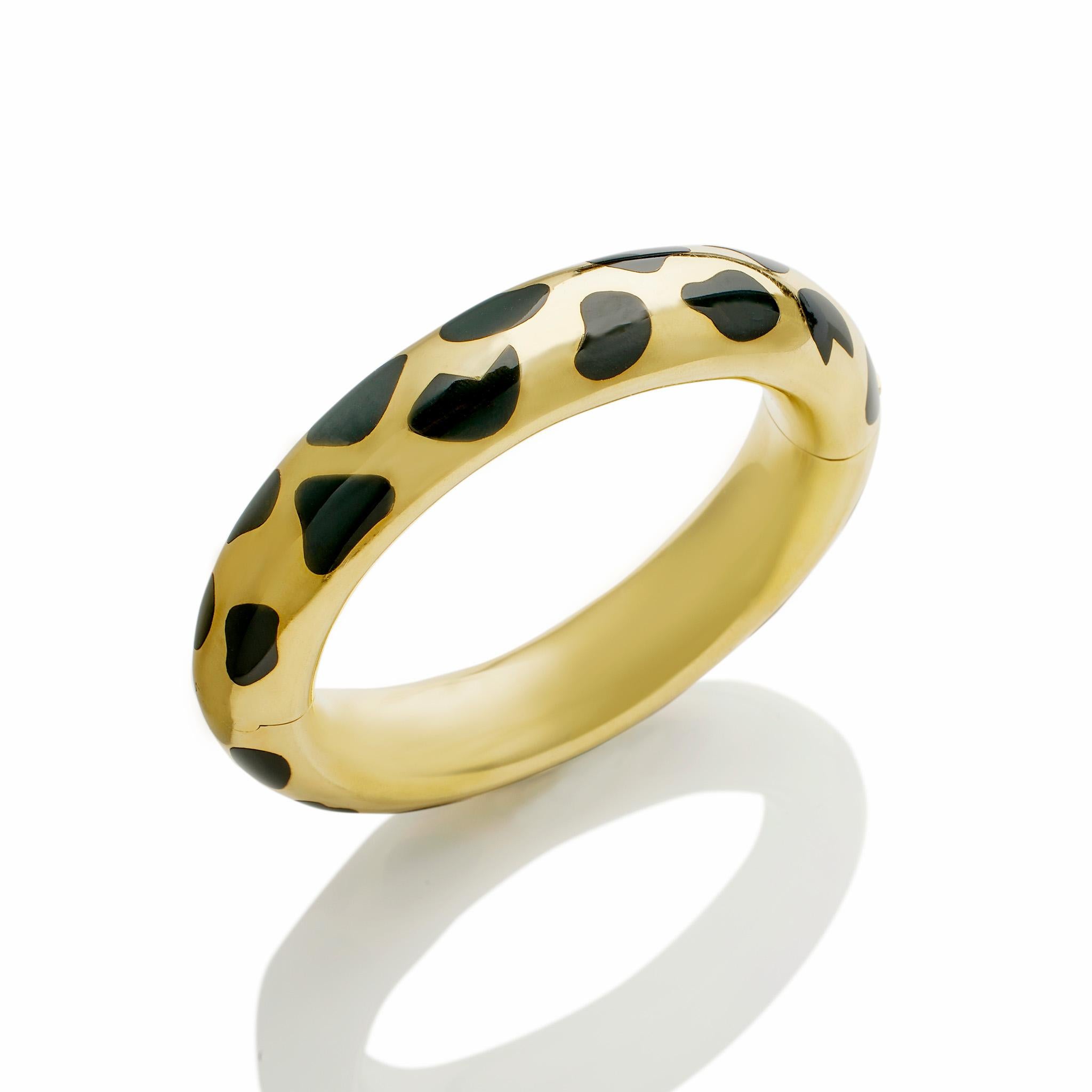 Créé par Tiffany & Co dans les années 1970, ce bracelet en or 18 carats et jade noir a été conçu par Angela Cummings. Le bracelet articulé en or 18 carats poli est incrusté de taches irrégulières de jade noir ressemblant à une peau de léopard qui