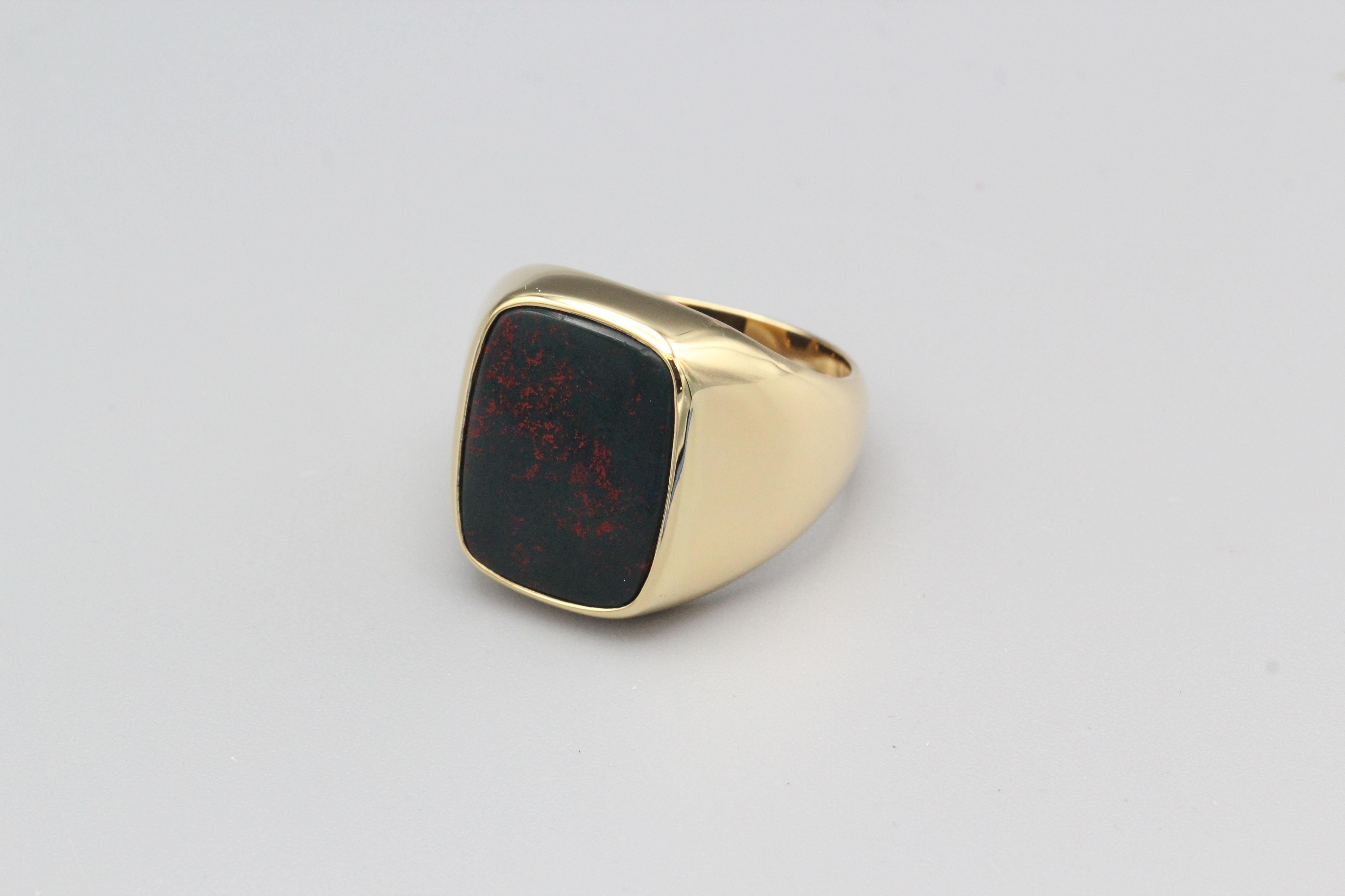 For your consideration, a fine bloodstone and 14K yellow gold men's signet ring by Tiffany & Co. 

This bloodstone and 14k yellow gold signet ring by Tiffany & Co. is circa 1970s, and is a striking piece that showcases the brand's commitment to