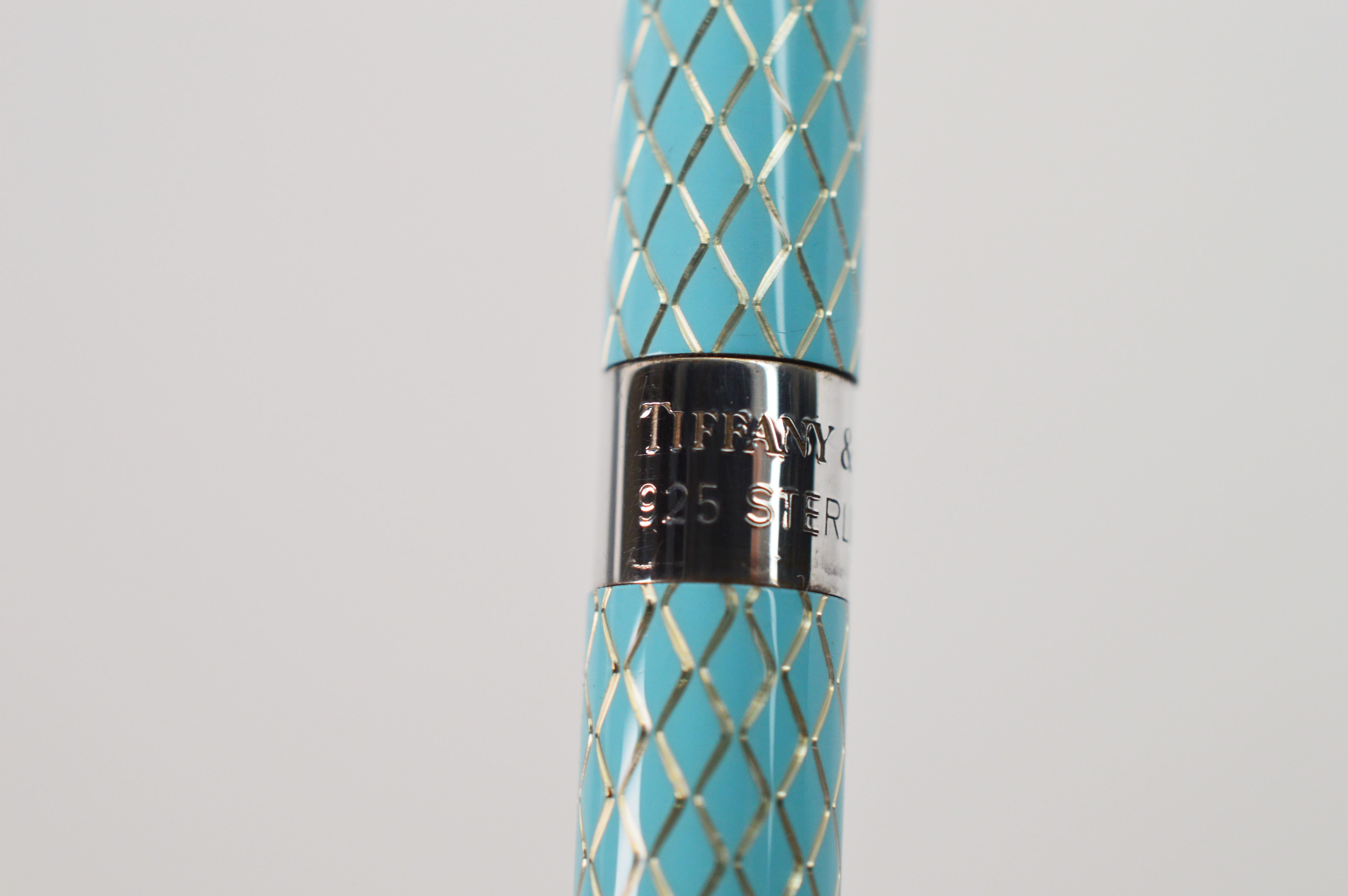 Schreiben Sie stilvoll mit diesem schlanken Tiffany & Co. Ladies Ball Point Pen mit Rautenmuster-Emaille auf Silber. Versenkbarer Kugelschreiber. 
Mit original Tiffany-Etui und Schachtel.