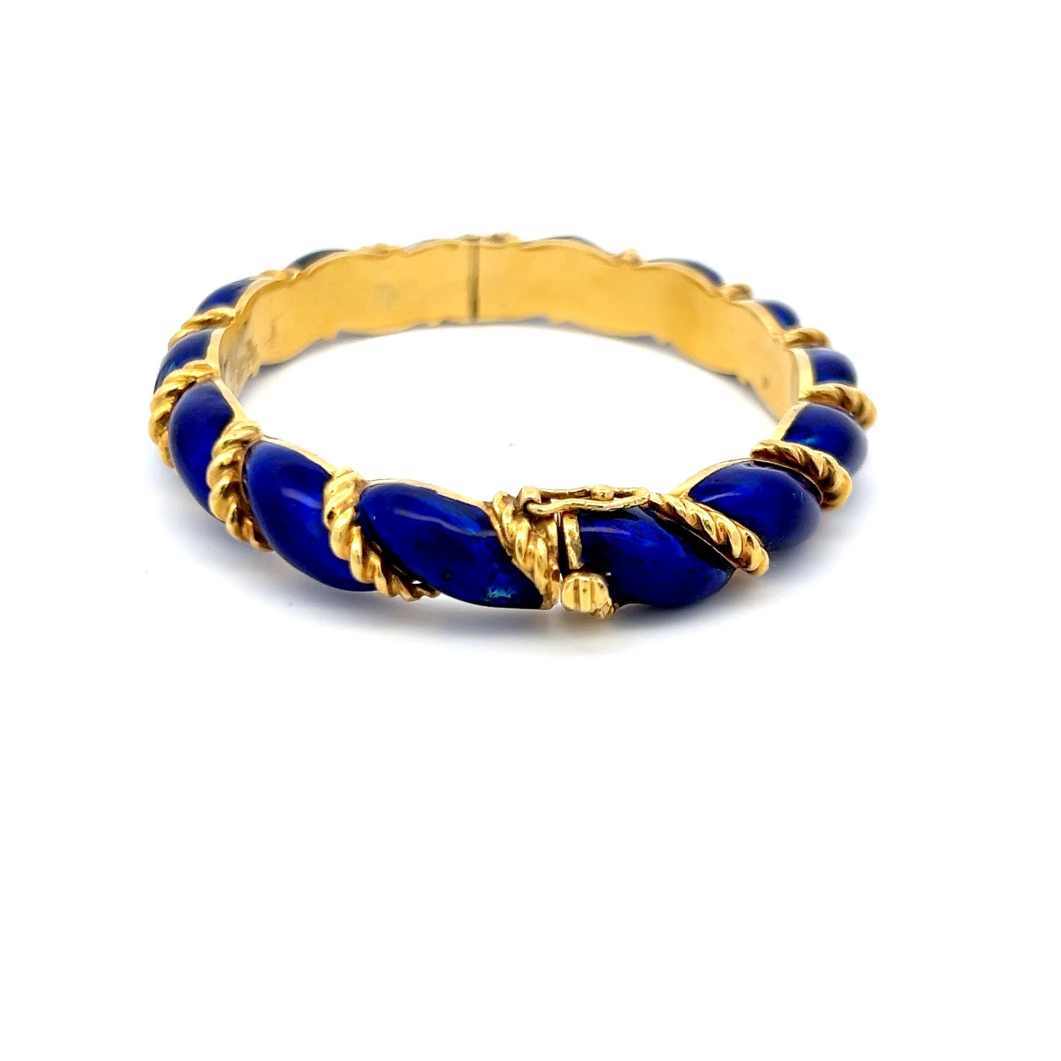 Tiffany & Co Bracelet jonc en or jaune 18 carats et émail bleu Bon état - En vente à New York, NY