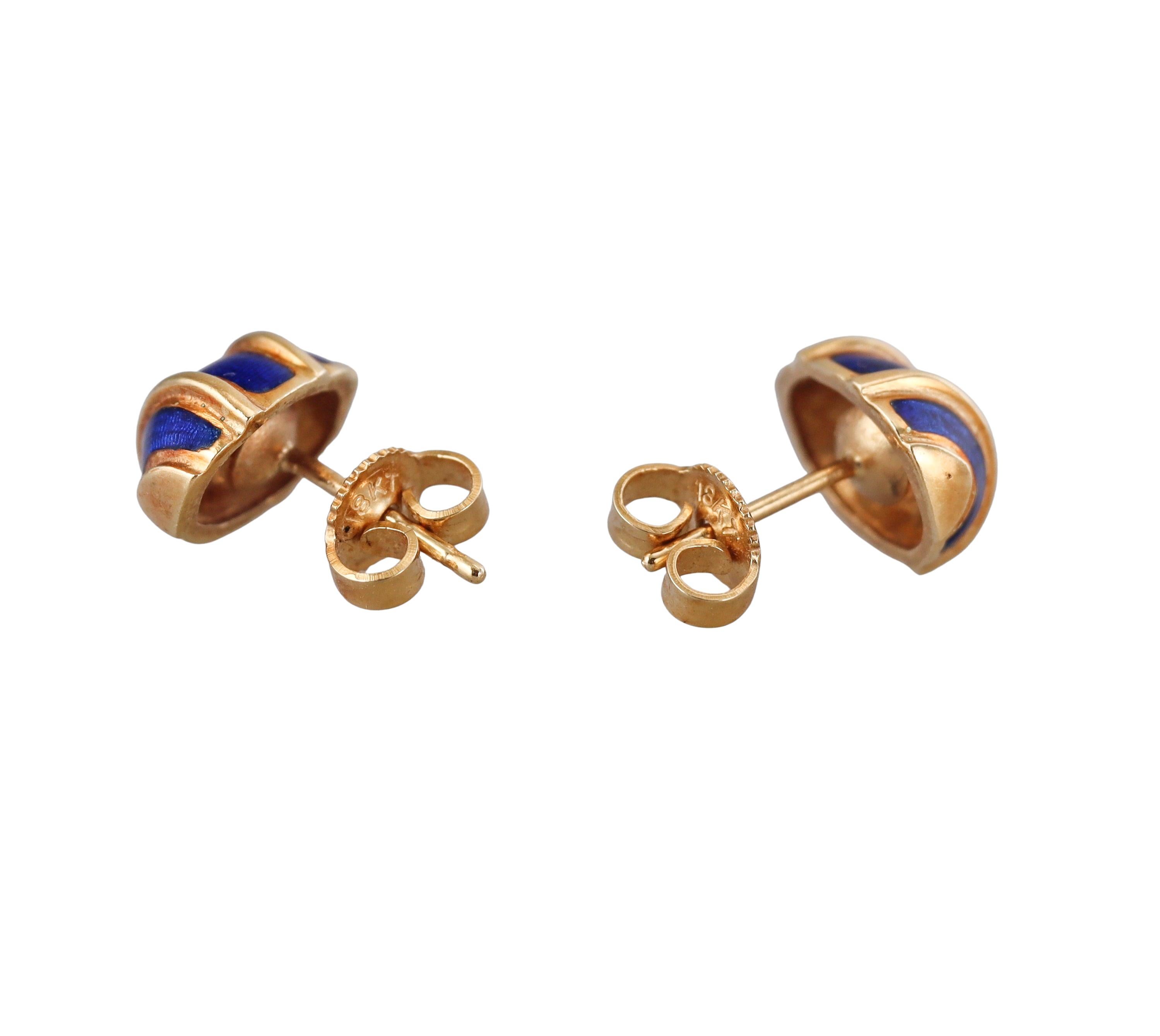 Paire de petites boucles d'oreilles classiques en or jaune 18 carats de Tiffany & Co, avec émail bleu. Les boucles d'oreilles mesurent 10,5 x 7,5 mm. Marqué T & Co sous les poteaux à l'intérieur de la coquille, les dos sont d'origine T & Co marqué