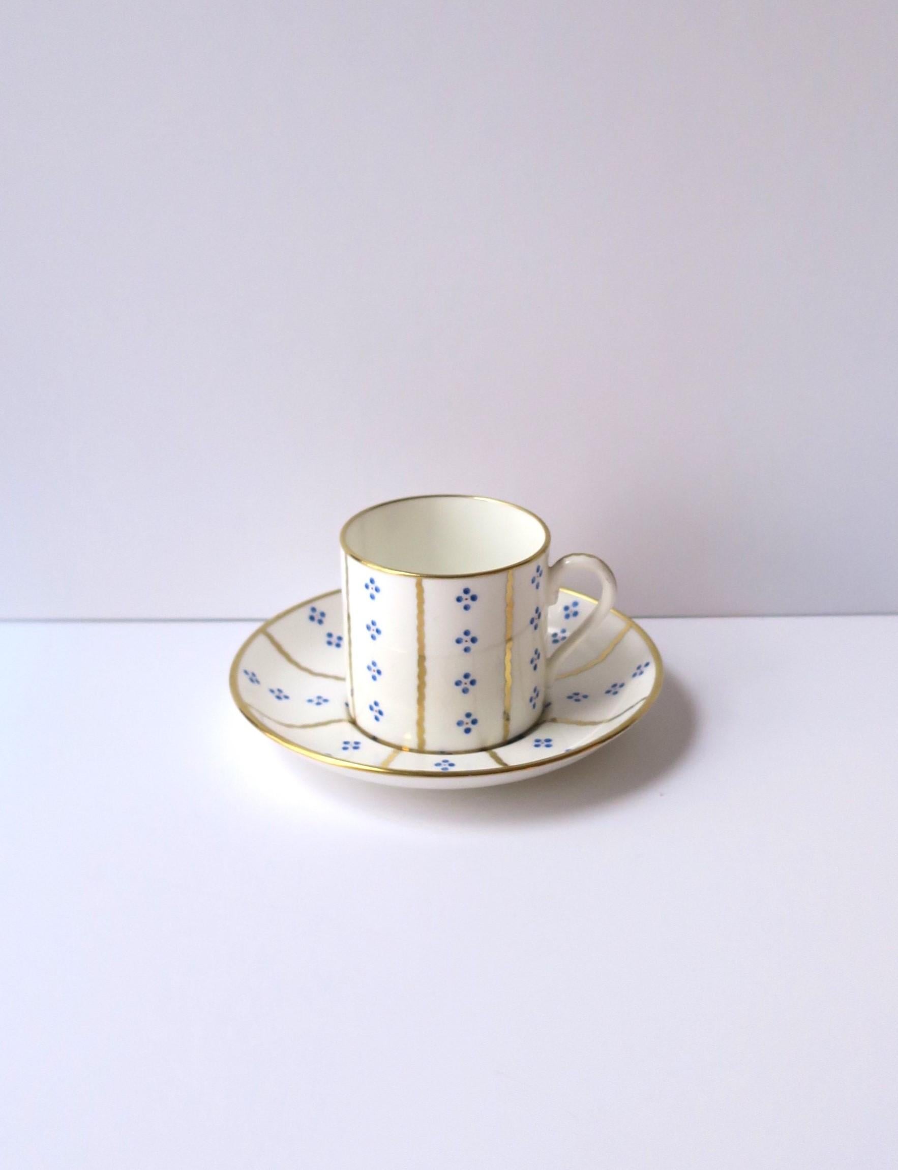Tiffany & Co. Blau Gold Weiß Porzellan Kaffee Tee Tasse Untertasse Demitasse Espresso (Englisch) im Angebot