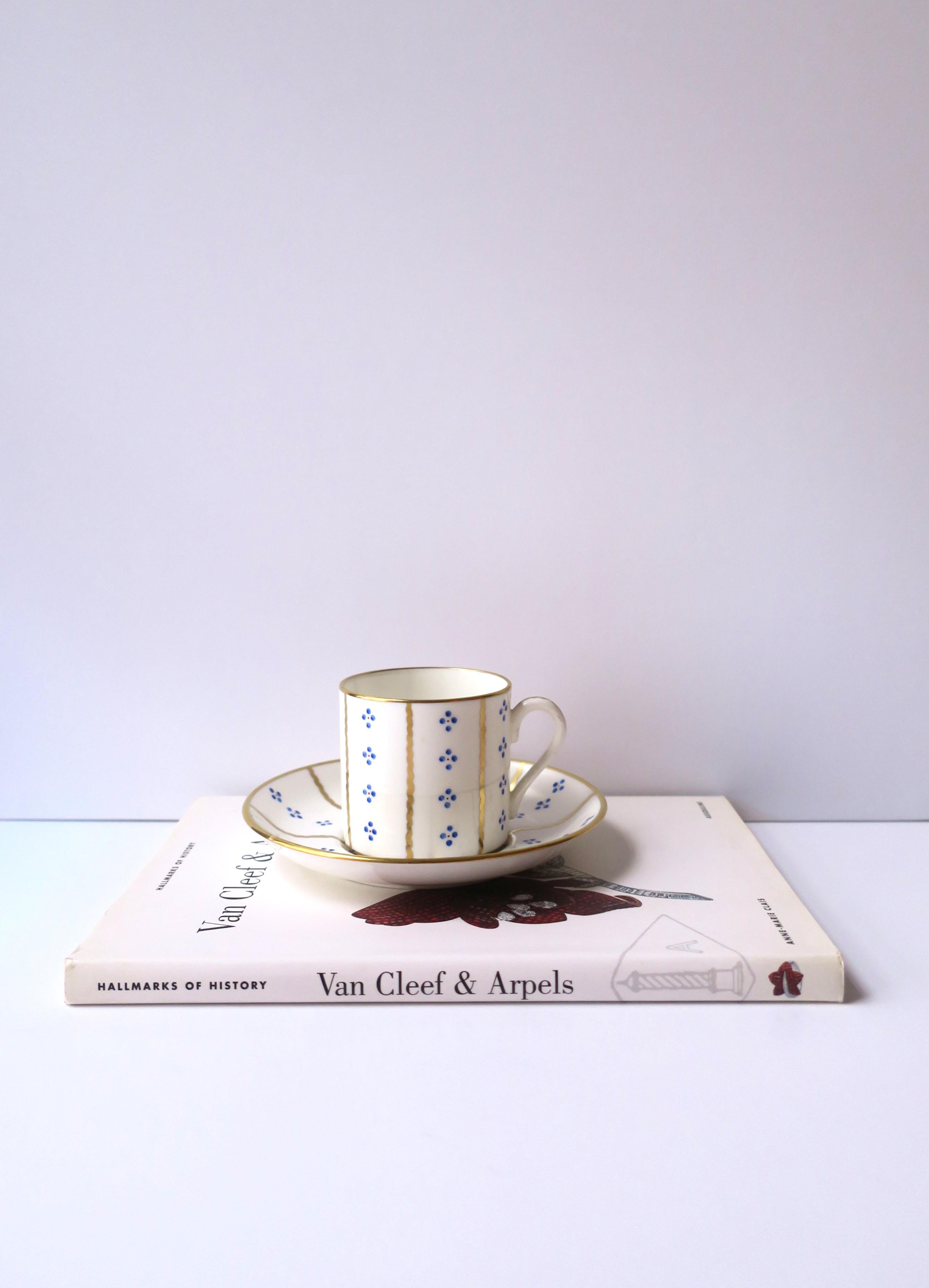 Tiffany & Co. Blau Gold Weiß Porzellan Kaffee Tee Tasse Untertasse Demitasse Espresso (Glasiert) im Angebot