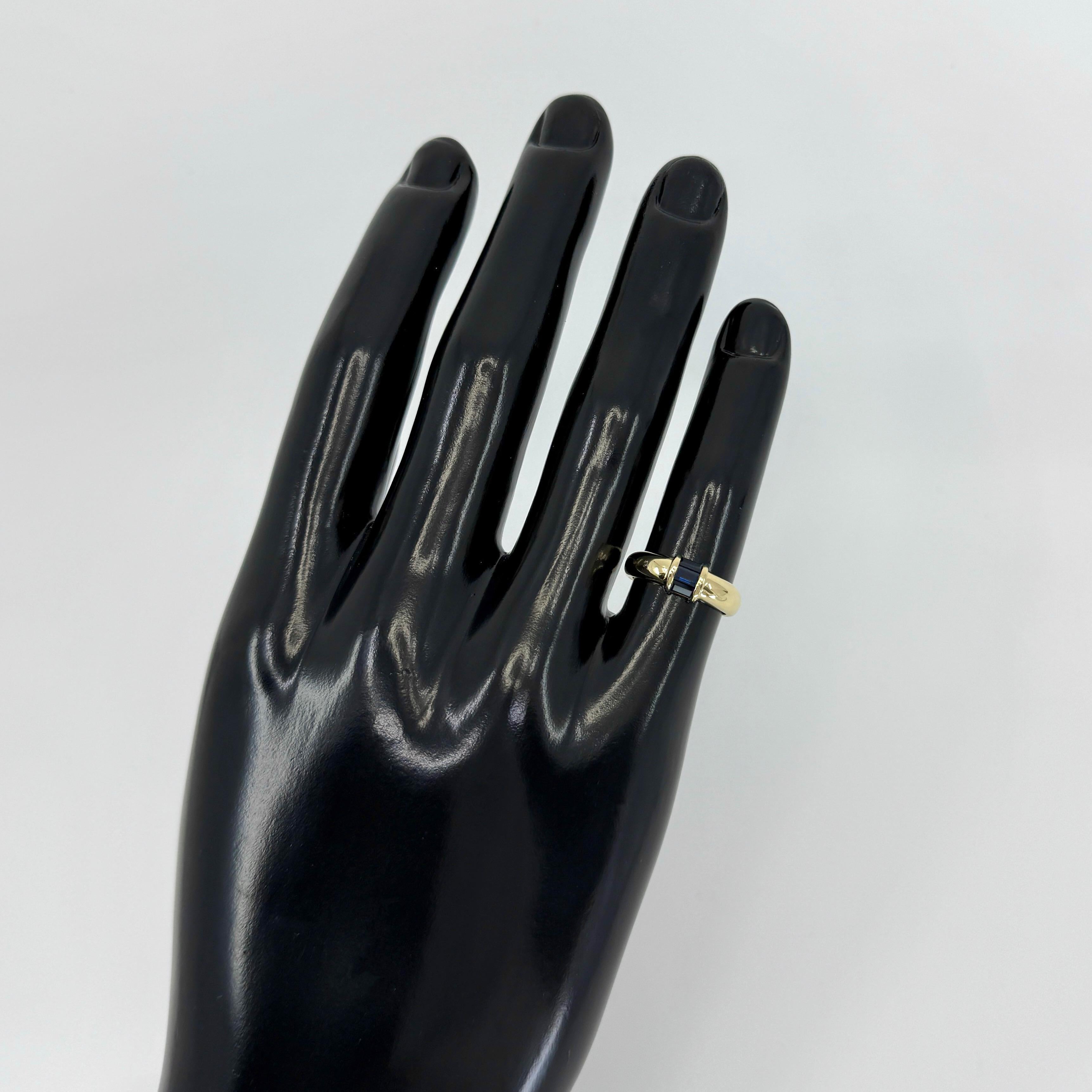 Tiffany & Co. Anello a fascia con tre pietre in oro giallo 18 carati con zaffiro blu taglio baguette in vendita 3