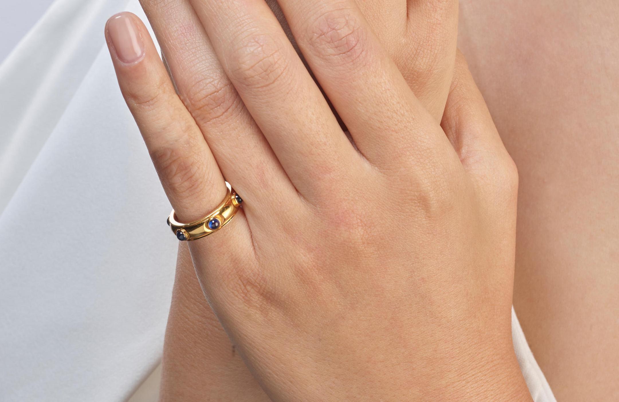 Marke: Tiffany & Co.
Hergestellt in Italien
Edelsteine: Blaue Saphire
Schliff: Cabochon
Metall: 18K Gelbgold
Ring Größe: 5.25 US