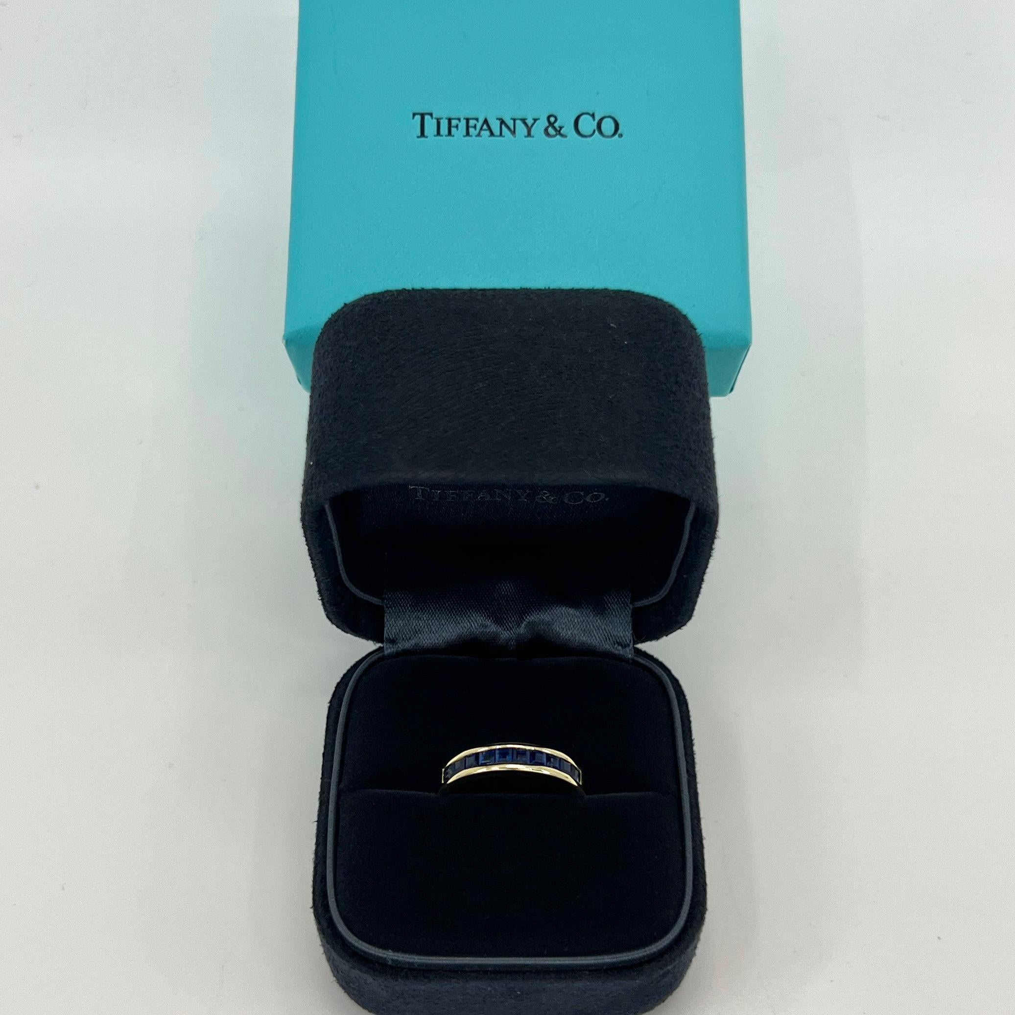 Anello Vintage Tiffany & Co. in oro giallo 18 carati con zaffiro blu vivo.

Un anello a mezza eternità in oro giallo splendidamente realizzato con splendidi rubini quadrati blu vivido taglio princess. Colore, purezza e taglio superbi. Perfettamente