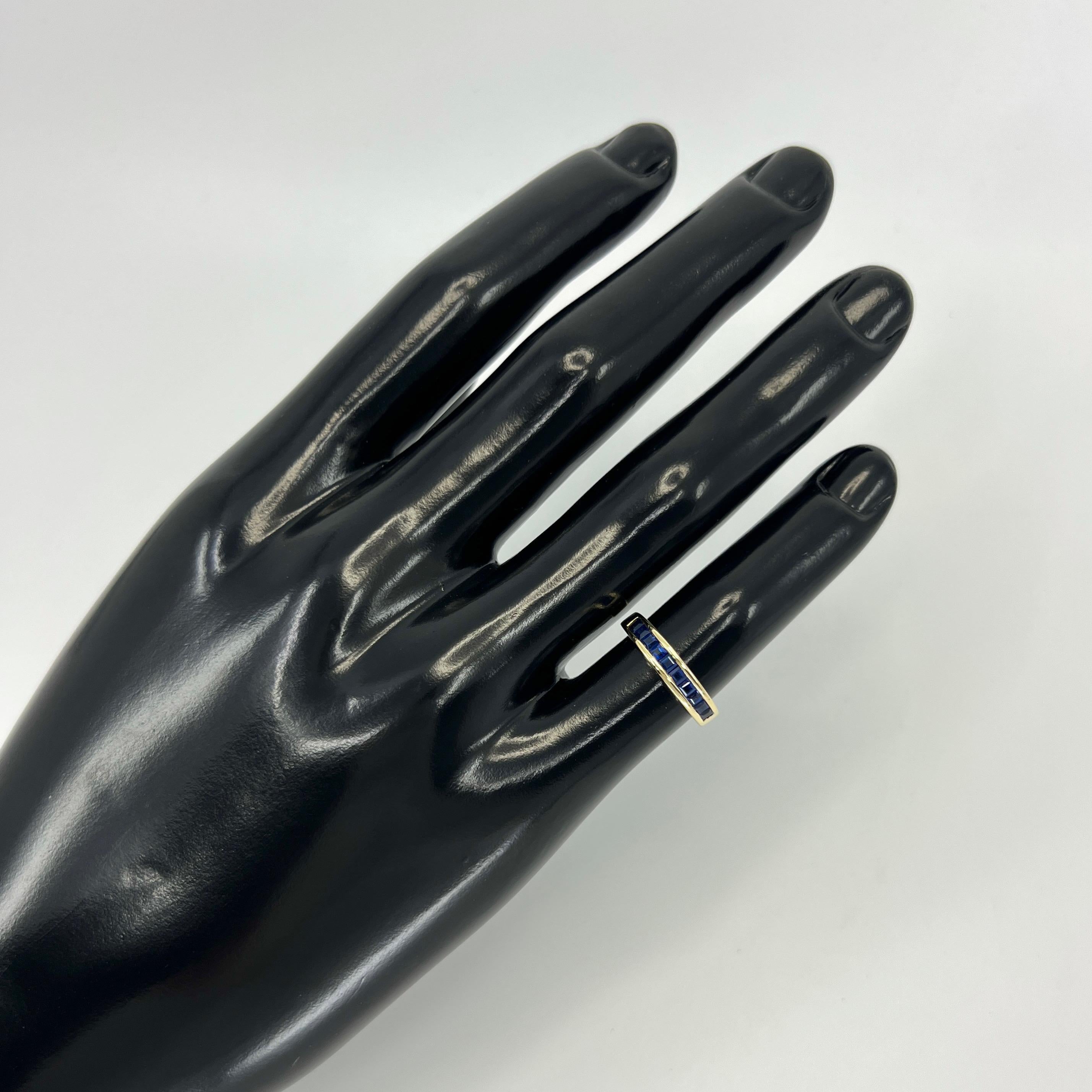 Donna Tiffany & Co. Anello a fascia per l'eternità in oro giallo 18 carati con zaffiro blu quadrato Princess in vendita