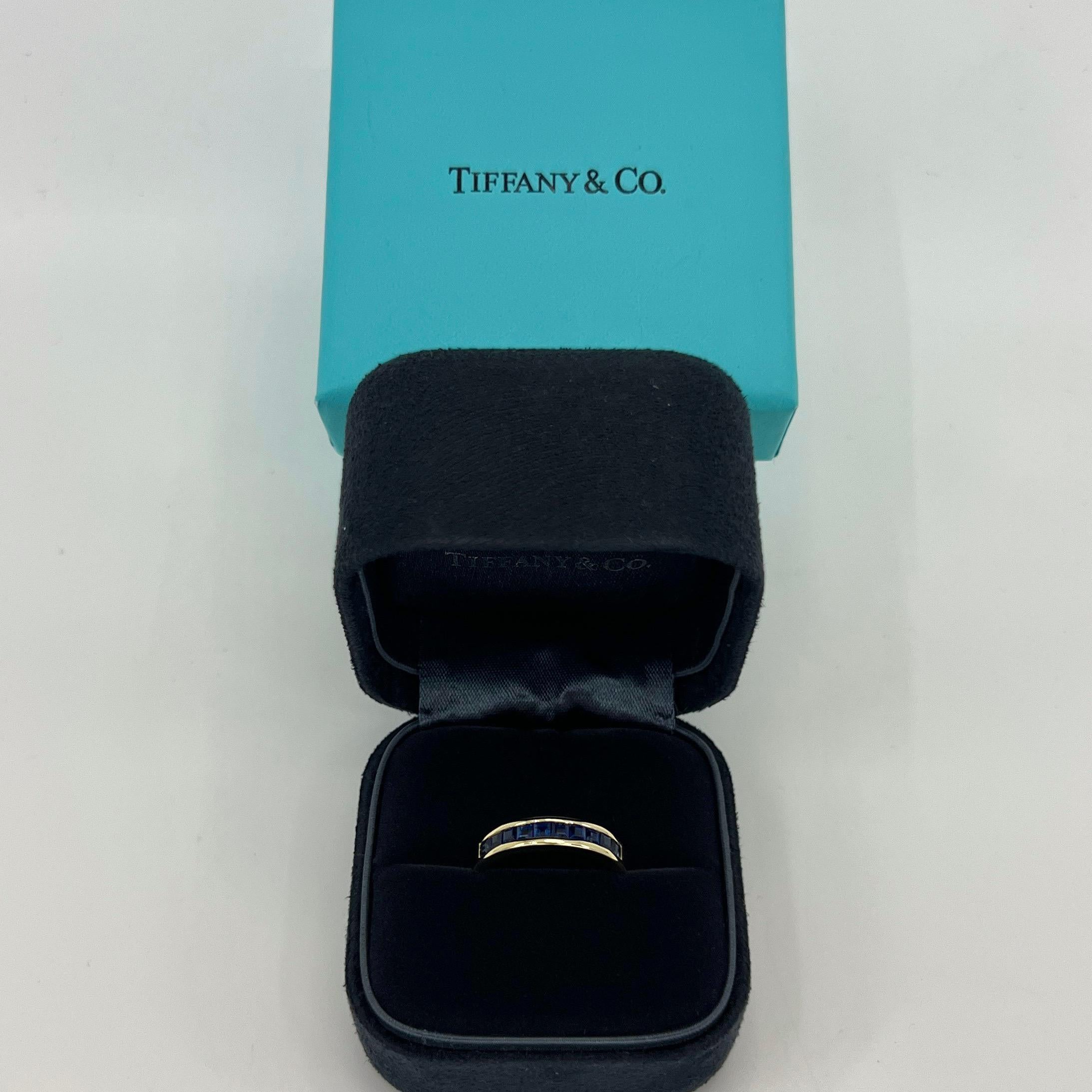 Tiffany & Co. Anello a fascia per l'eternità in oro giallo 18 carati con zaffiro blu quadrato Princess in vendita 2
