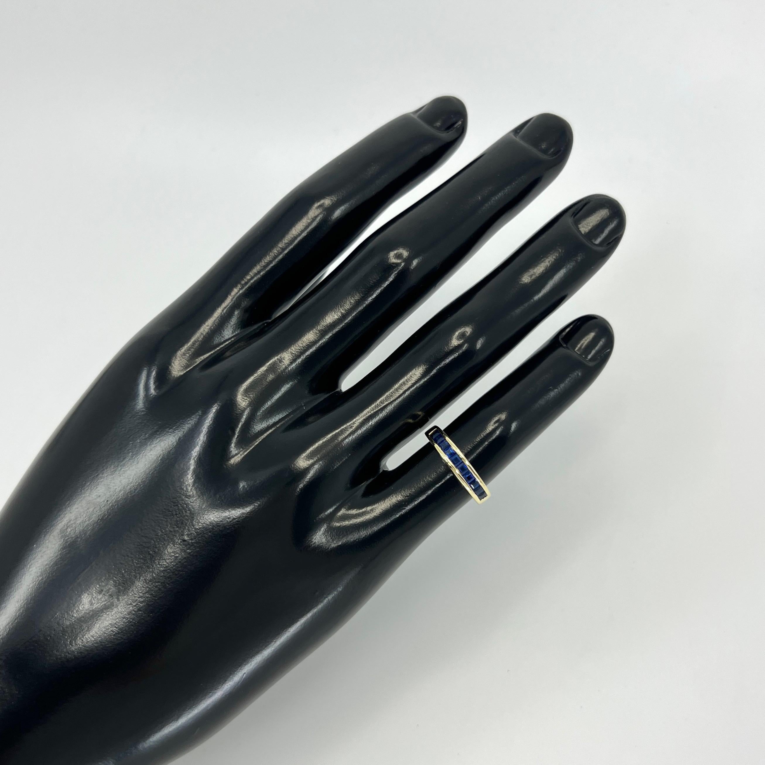 Tiffany & Co. Anello a fascia per l'eternità in oro giallo 18 carati con zaffiro blu quadrato Princess in vendita 4