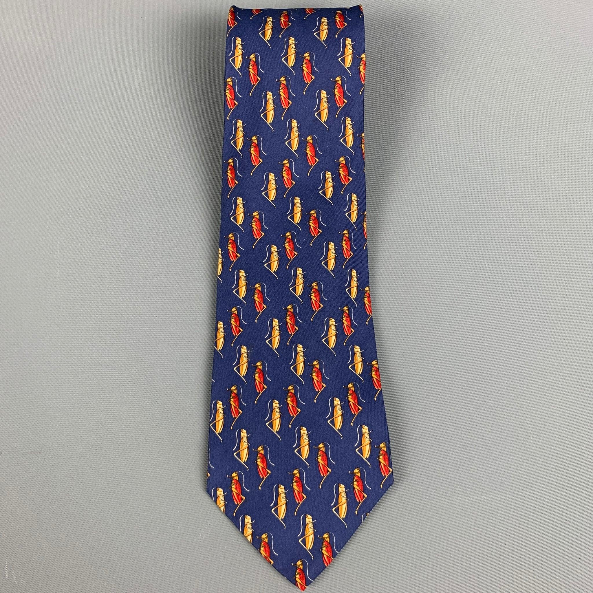 TIFFANY & CO.
Krawatte aus blauem Seidenstoff mit rotem und gelbem Grashüpfer-Muster. Made in Italy Ausgezeichneter Pre-Owned Zustand. 

Abmessungen: 
  Breite: 3,5 Zoll Länge: 58 Zoll 
  
  
 
Referenz: 128077
Kategorie: Krawatte
Mehr Details
   