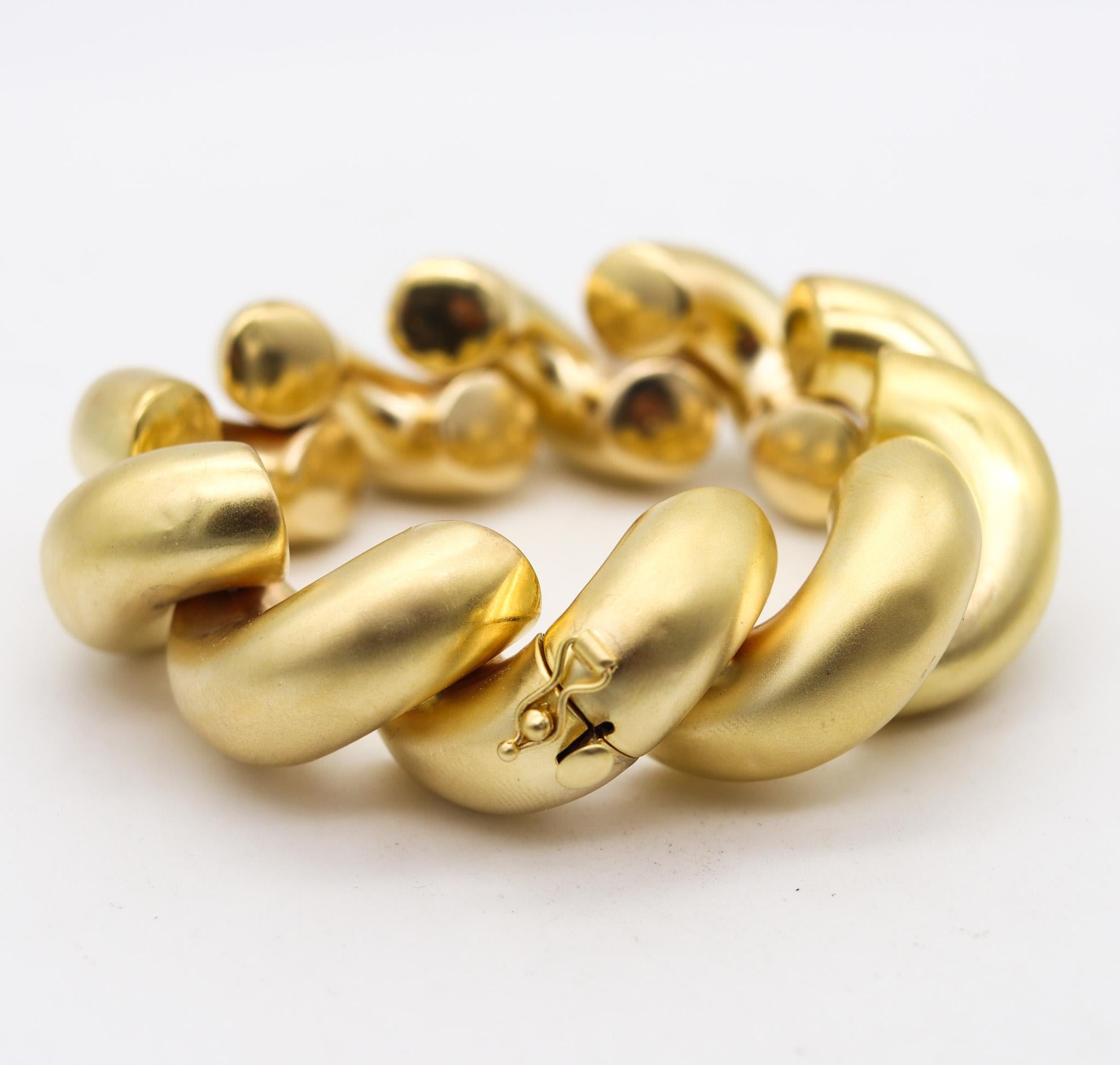 Tiffany & Co. Bold Bracelet with San Marcos Links Brushed 14 Karat Yellow Gold In Excellent Condition For Sale In Miami, FL