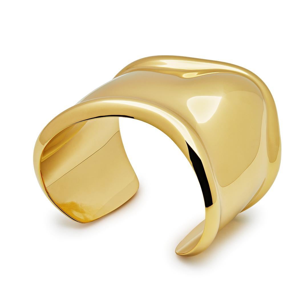 The Tiffany & Co. Bone Cuff is an ode to the human form. Crafted in luxurious 18k Yellow Gold, the cuff's ergonomic design is sculpted to emulate the graceful contours of the human body.
Designed specifically for the anatomy of the right wrist, its