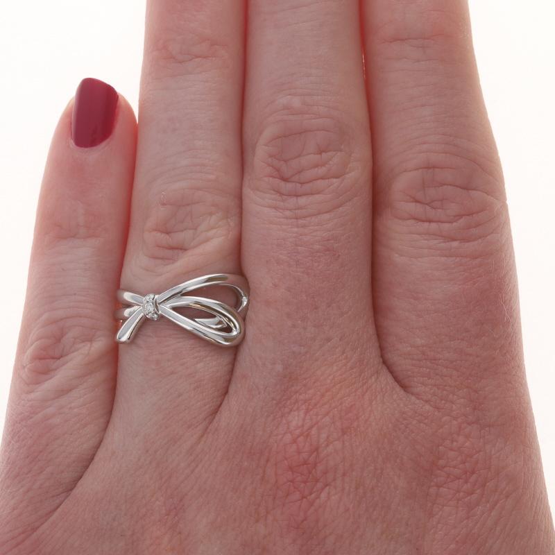 Taille ronde Tiffany & Co. Bow Diamond Band - Bague en or blanc 18k avec ruban de diamants ronds et brillants en vente