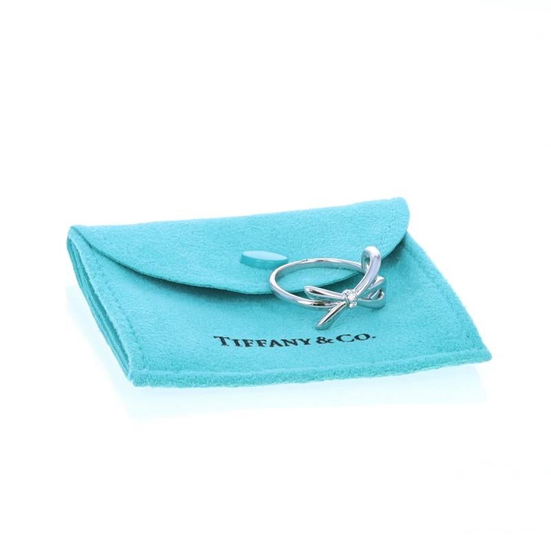 Tiffany & Co. Bow Diamond Band - Bague en or blanc 18k avec ruban de diamants ronds et brillants en vente 3