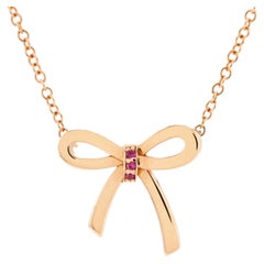 Tiffany & Co. Collana con ciondolo a forma di fiocco in oro rosa 18 carati con zaffiri rosa Mini