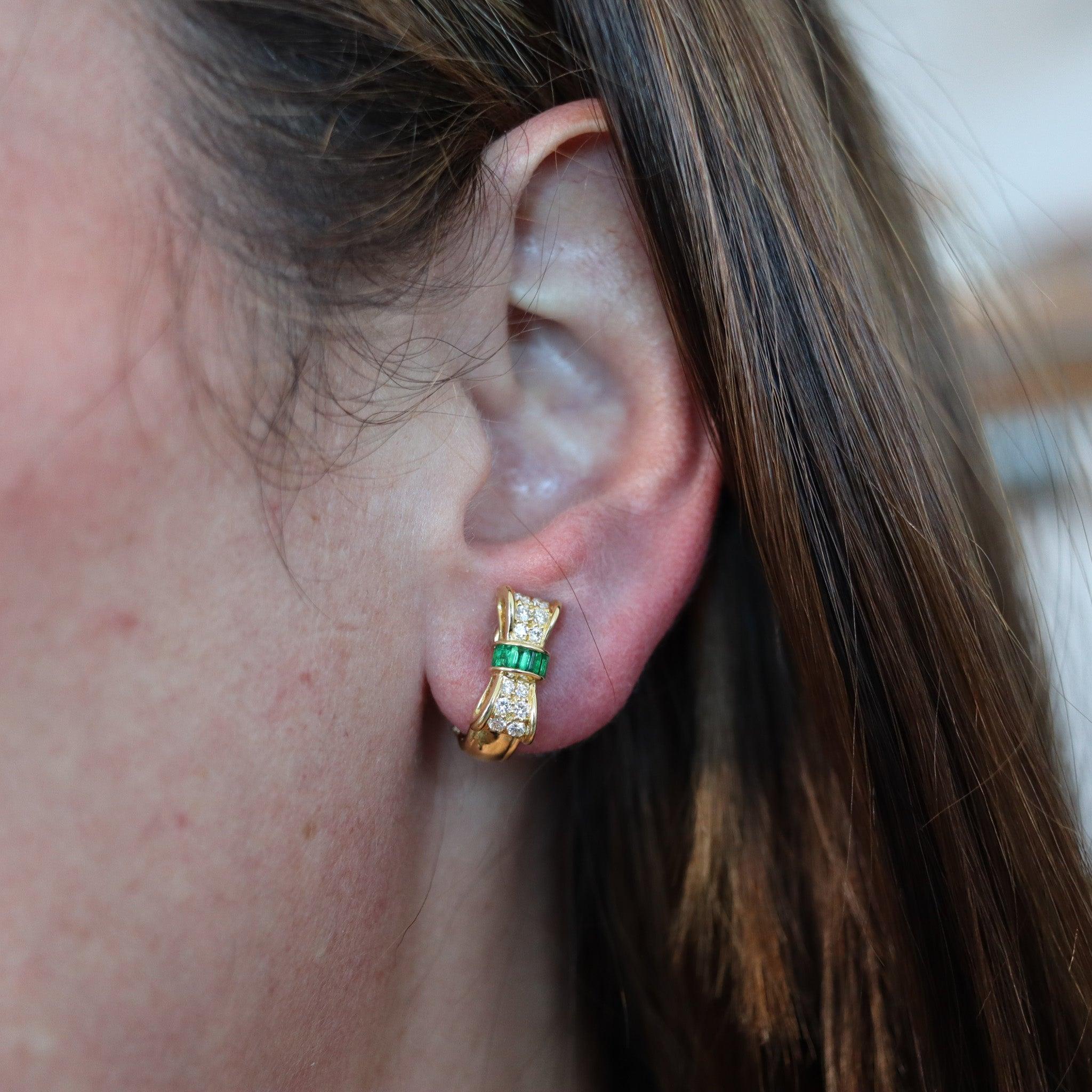 Clips an Ohrringen, entworfen von Tiffany & Co.

Diese fabelhaften Ohrringe mit Clipverschluss wurden Ende des 20. Jahrhunderts in New York City von der Schmuckfirma Tiffany & Co. entworfen. Die farbenfrohen Clip-Ohrringe sind in Form von Schleifen