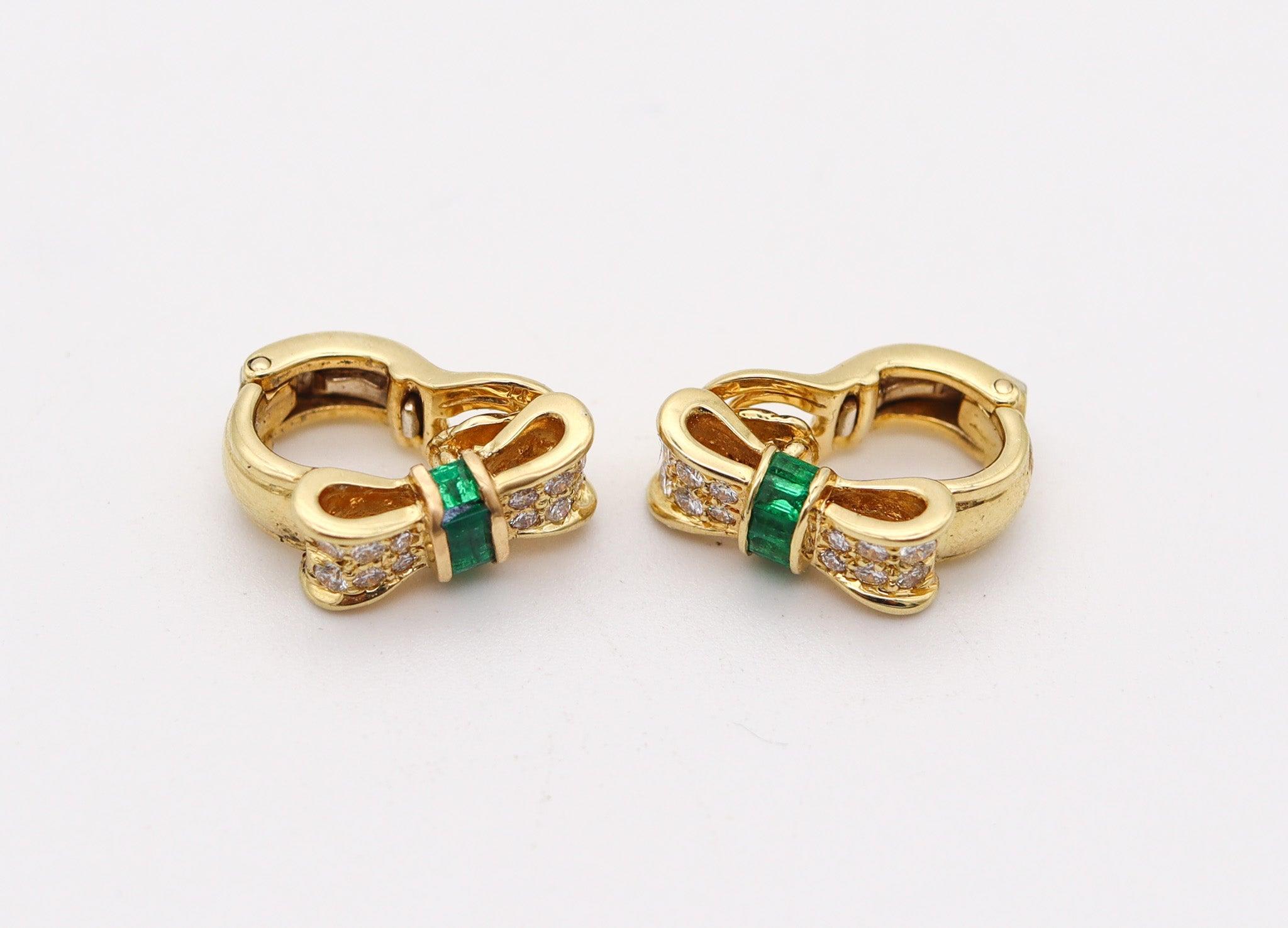 TIFFANY & CO. Schleifen Clips Ohrringe in 18Kt Gelbgold mit Diamanten und Smaragden (Modernistisch) im Angebot