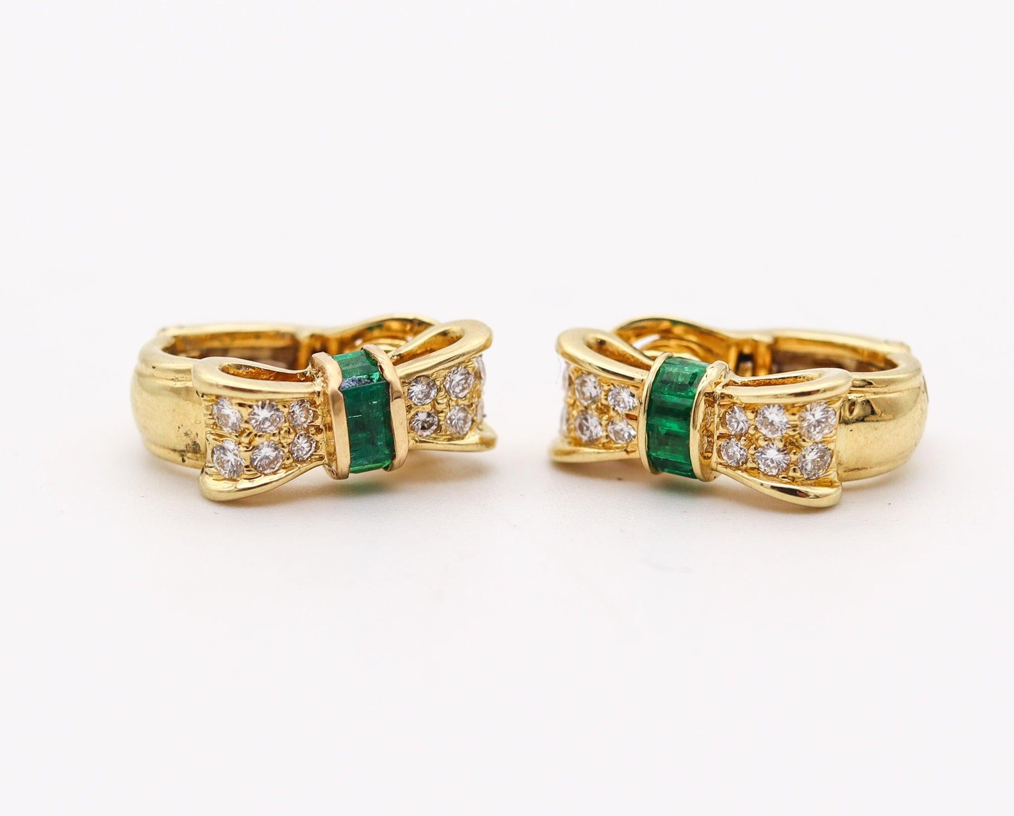 TIFFANY & CO. Schleifen Clips Ohrringe in 18Kt Gelbgold mit Diamanten und Smaragden (Brillantschliff) im Angebot