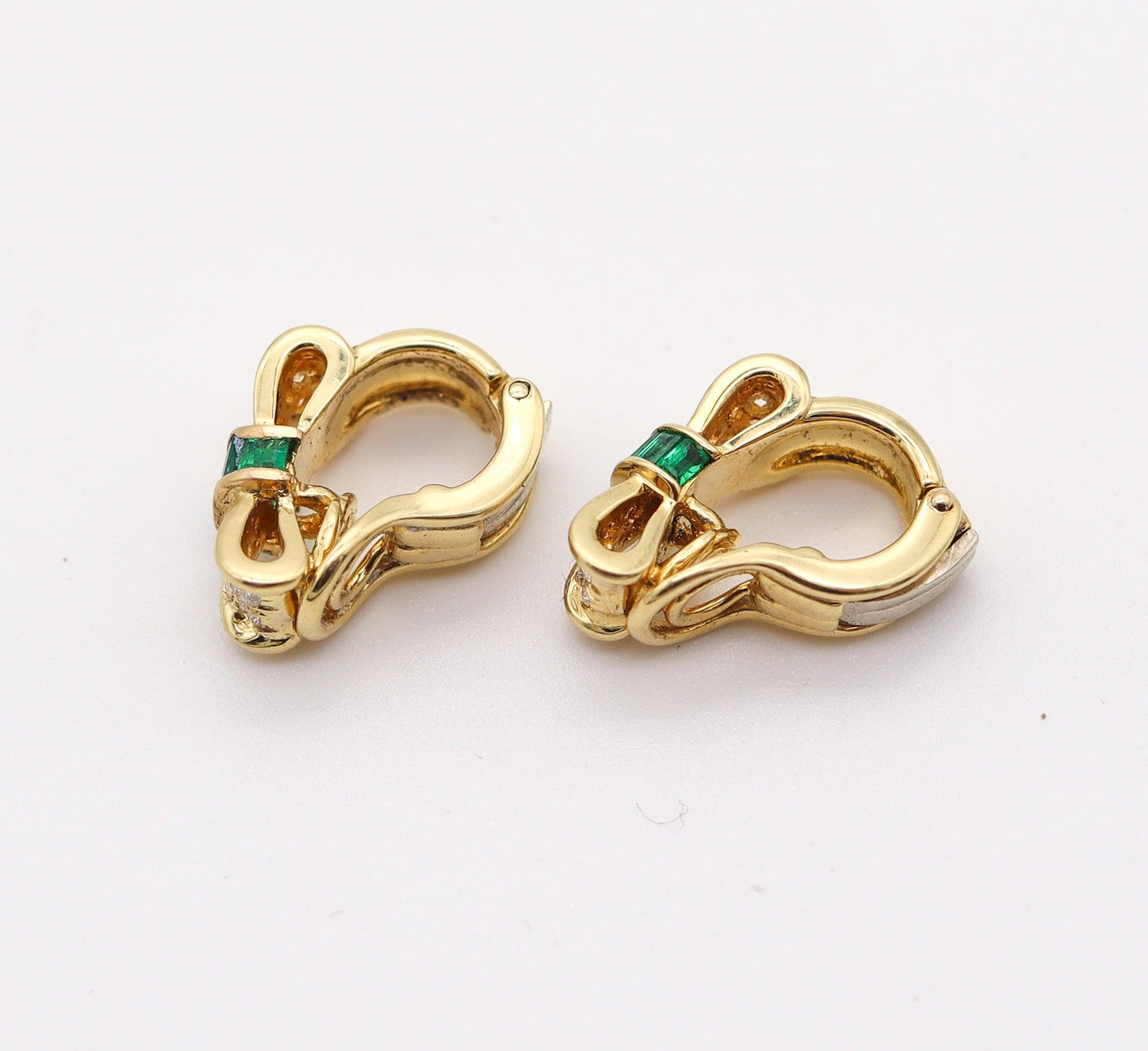 TIFFANY & CO. Schleifen Clips Ohrringe in 18Kt Gelbgold mit Diamanten und Smaragden im Zustand „Hervorragend“ im Angebot in Miami, FL