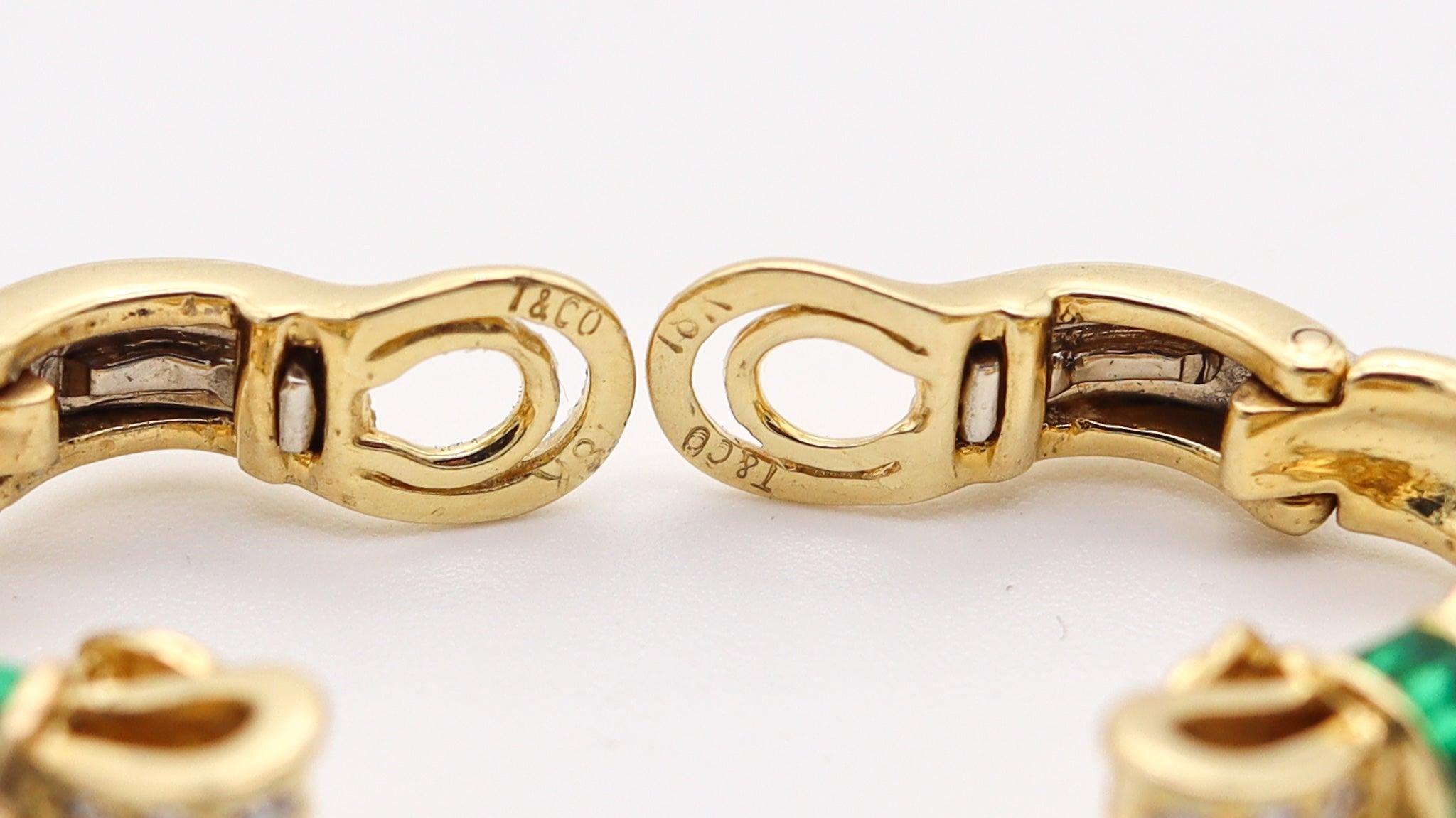 TIFFANY & CO. Schleifen Clips Ohrringe in 18Kt Gelbgold mit Diamanten und Smaragden Damen im Angebot