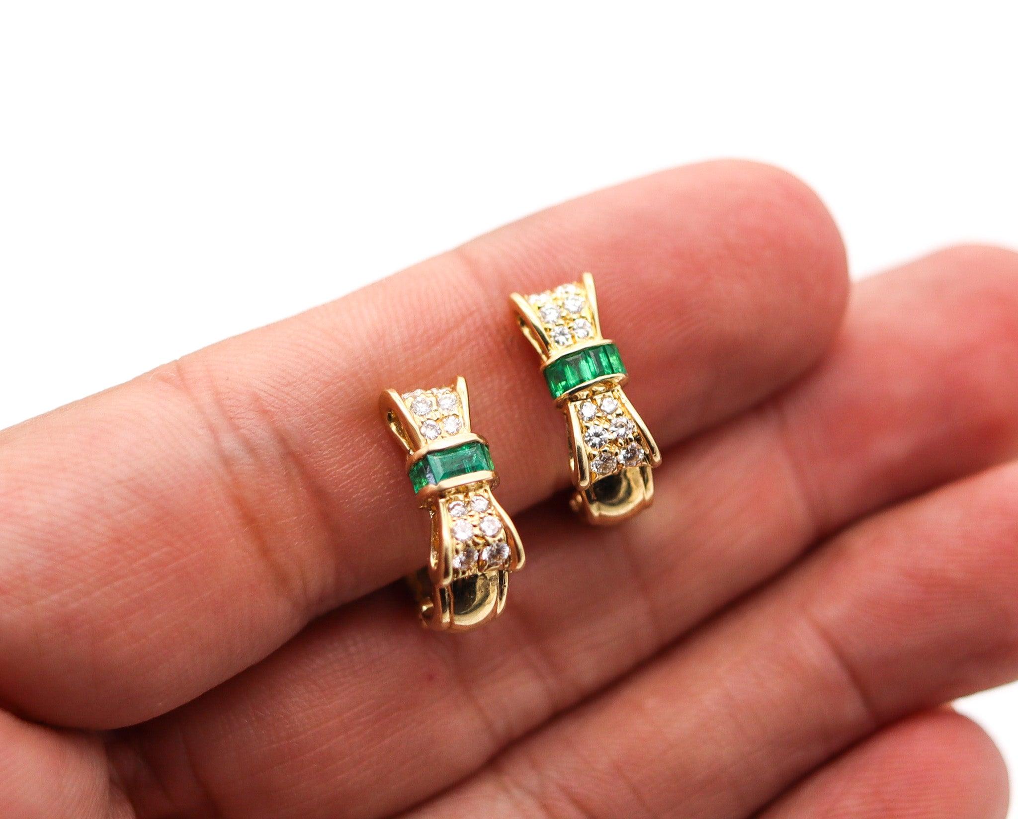 TIFFANY & CO. Schleifen Clips Ohrringe in 18Kt Gelbgold mit Diamanten und Smaragden im Angebot 1