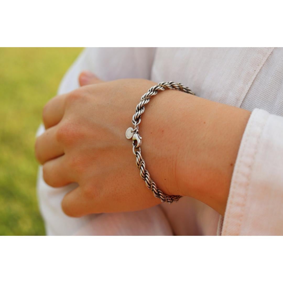 Vintage from the 1980s
Materials: Silver
Chain style: Rope

Bracelet width: 5 Millimeters; Bracelet length: 7.5 Inches

Very Rare Designer Piece. Made by Tiffany and Co. Sterling Silver Rope and 18k Yellow gold Bracelet.

Condition: Shows some