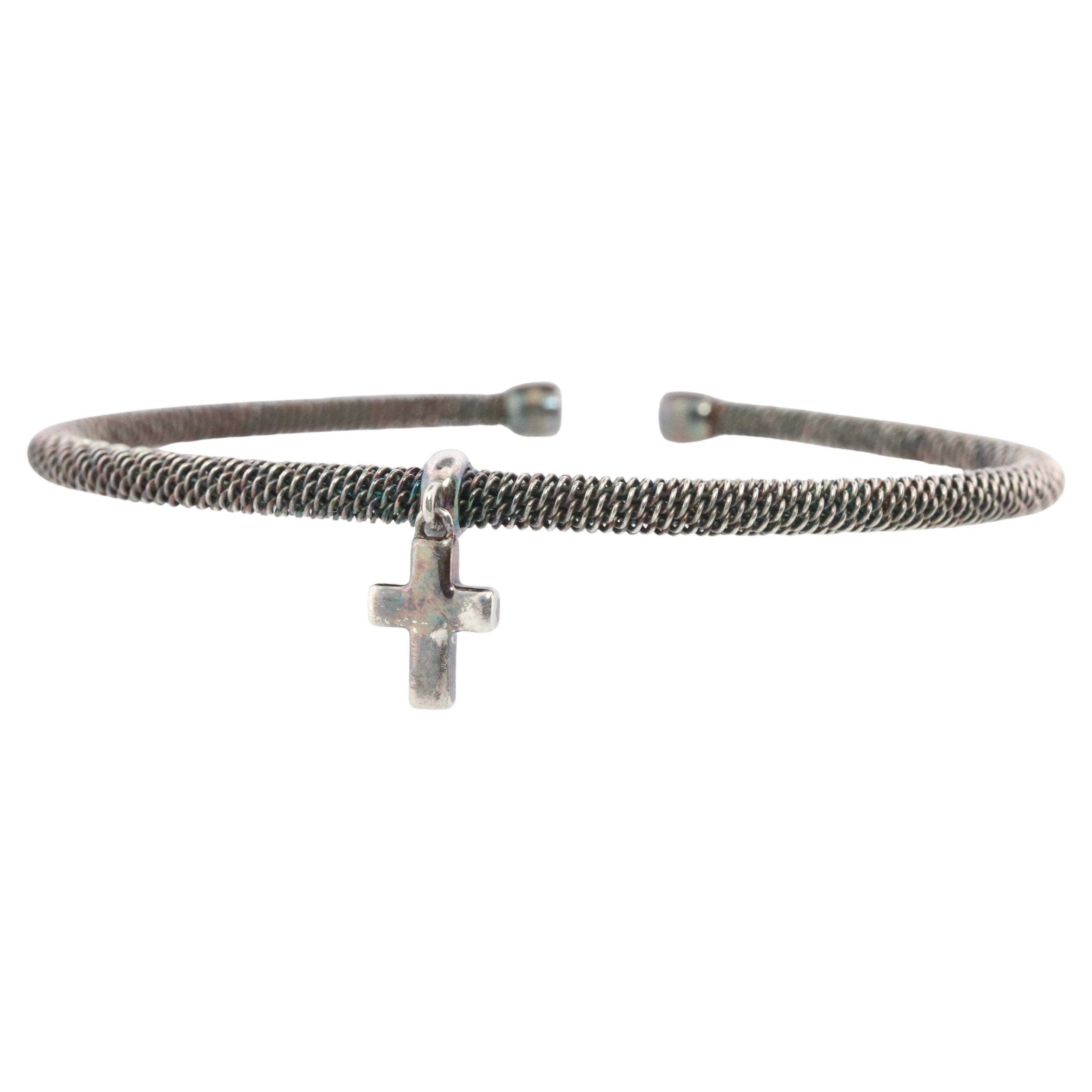 Tiffany 
Co. Bracciale. Tiffany Stretch Bangle Croce Dangle Argento in vendita