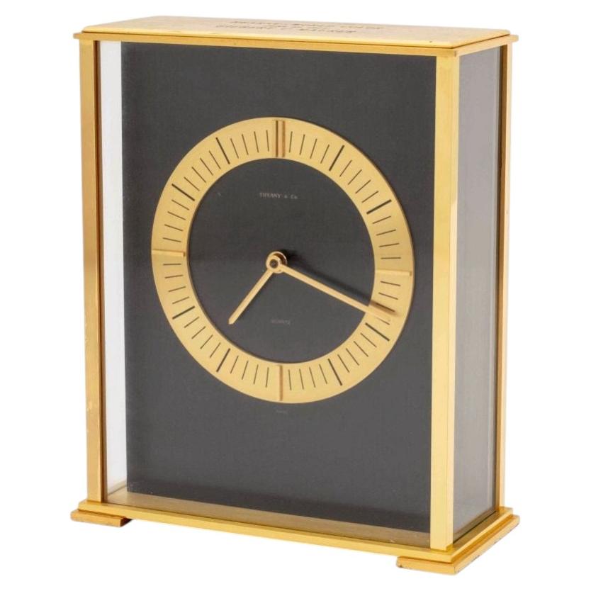 Tiffany & Co. Reloj de sobremesa de latón, esfera negra, grabado en venta