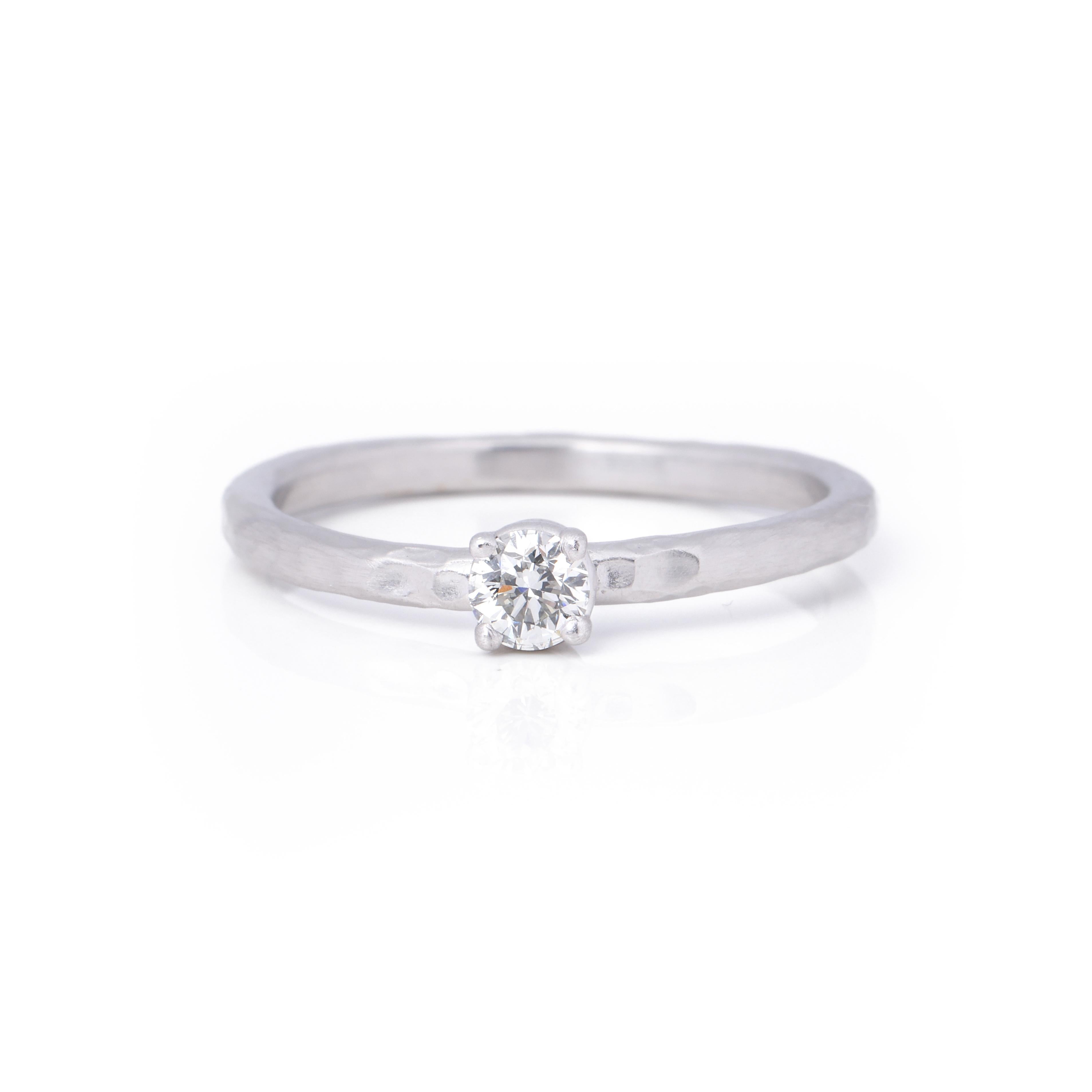 Taille ronde Tiffany & Co. Bague Paloma Picasso en or blanc, diamant solitaire brillant de 0,19 ct. en vente