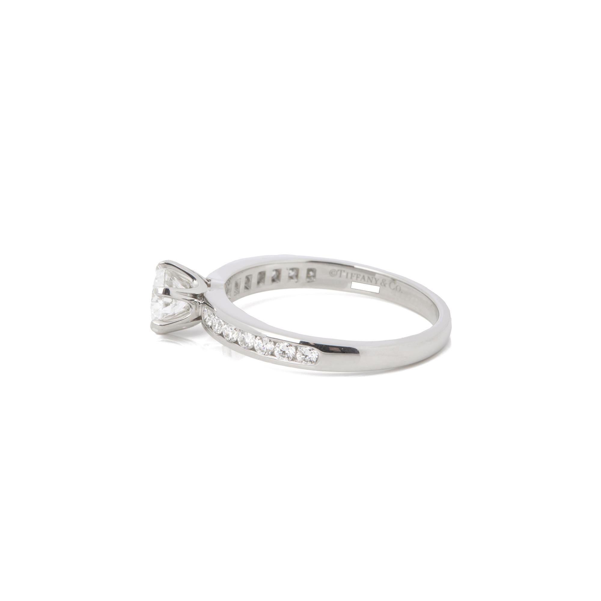 Tiffany & Co. Bague Tiffany en platine, taille brillant, 0.47ct avec épaulement de diamant

Détails du produit
Xupes Ref : J857
Marque : Tiffany & Co.
Modèle : Bague à sertissage Tiffany
Type : Anneau
Numéro de série : non défini
Accompagné de :