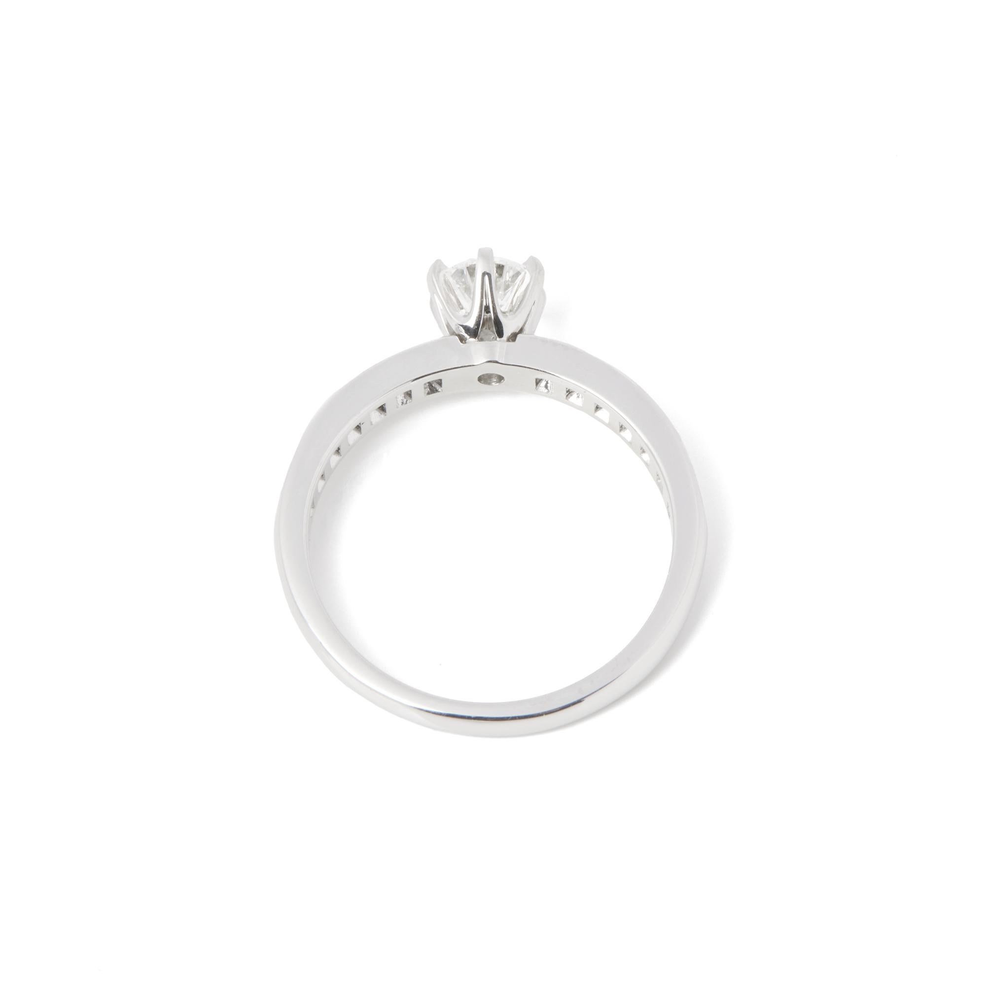 Contemporain Tiffany & Co. Bague en platine taille brillant 0,47ct avec épaulement en diamant en vente