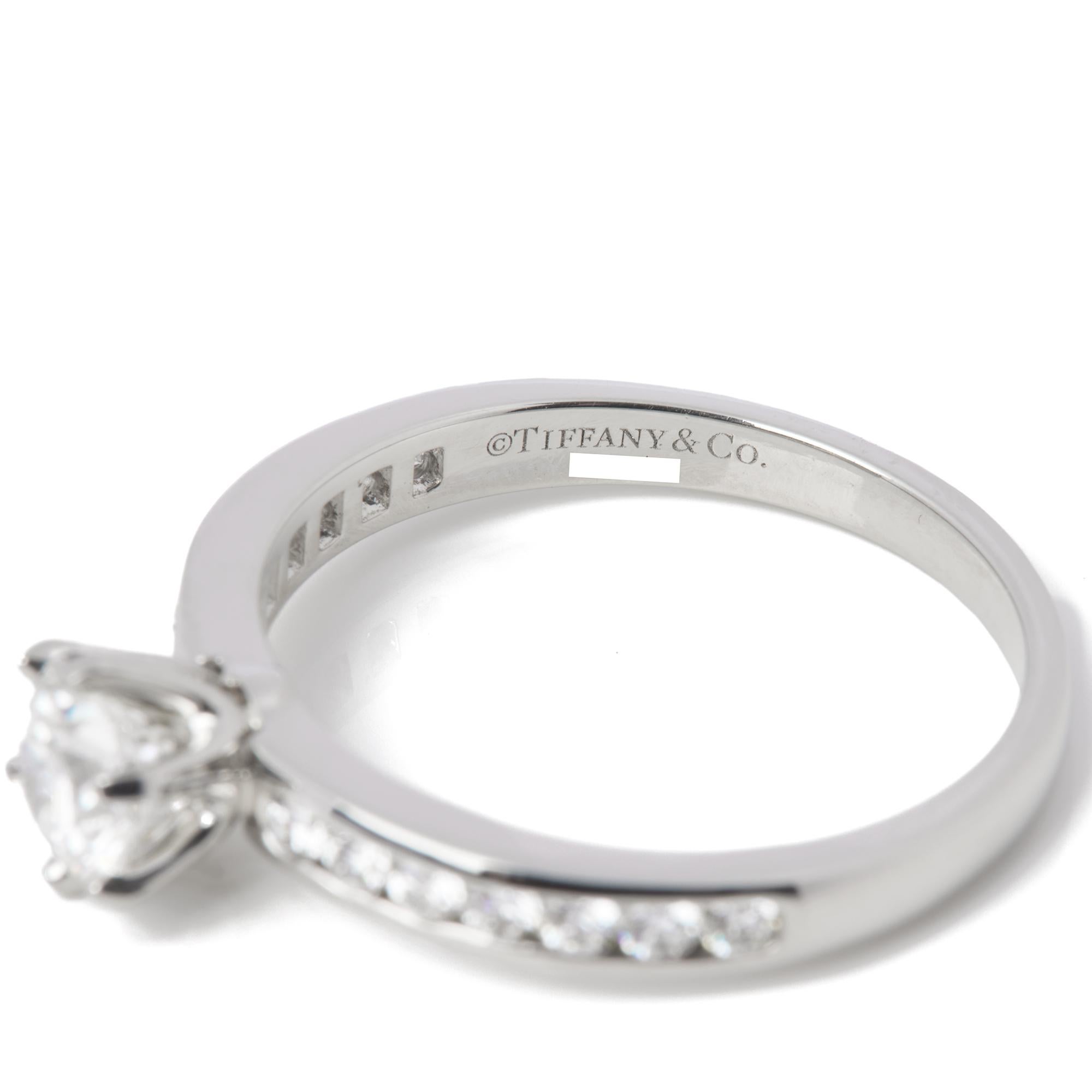 Taille brillant Tiffany & Co. Bague en platine taille brillant 0,47ct avec épaulement en diamant en vente