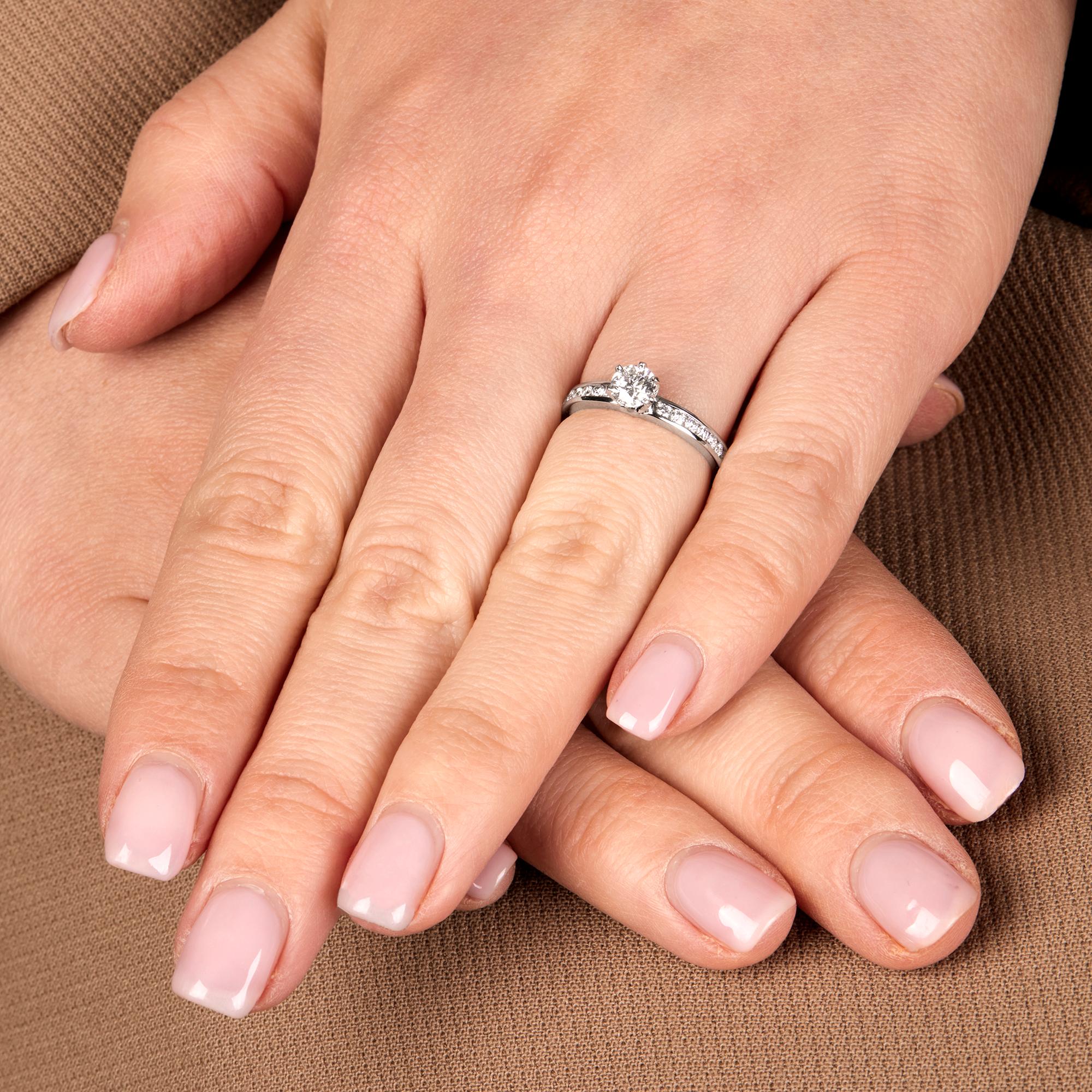 Tiffany & Co. Bague en platine taille brillant 0,47ct avec épaulement en diamant en vente 1