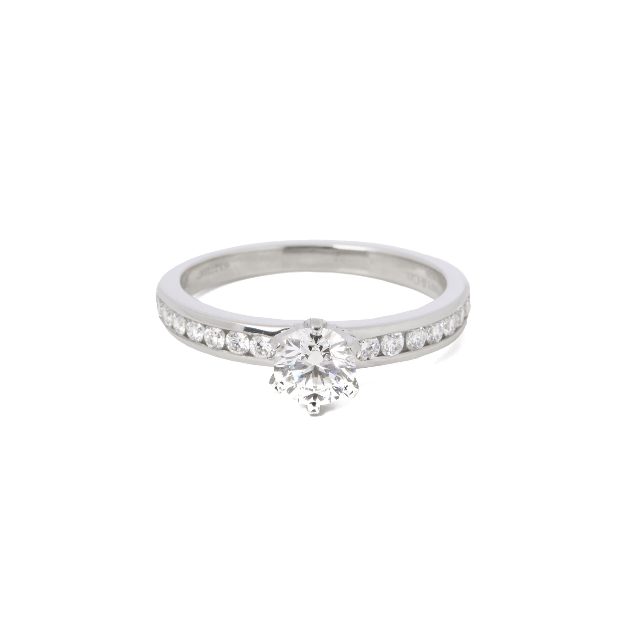 Tiffany & Co. Bague en platine taille brillant 0,47ct avec épaulement en diamant en vente 2