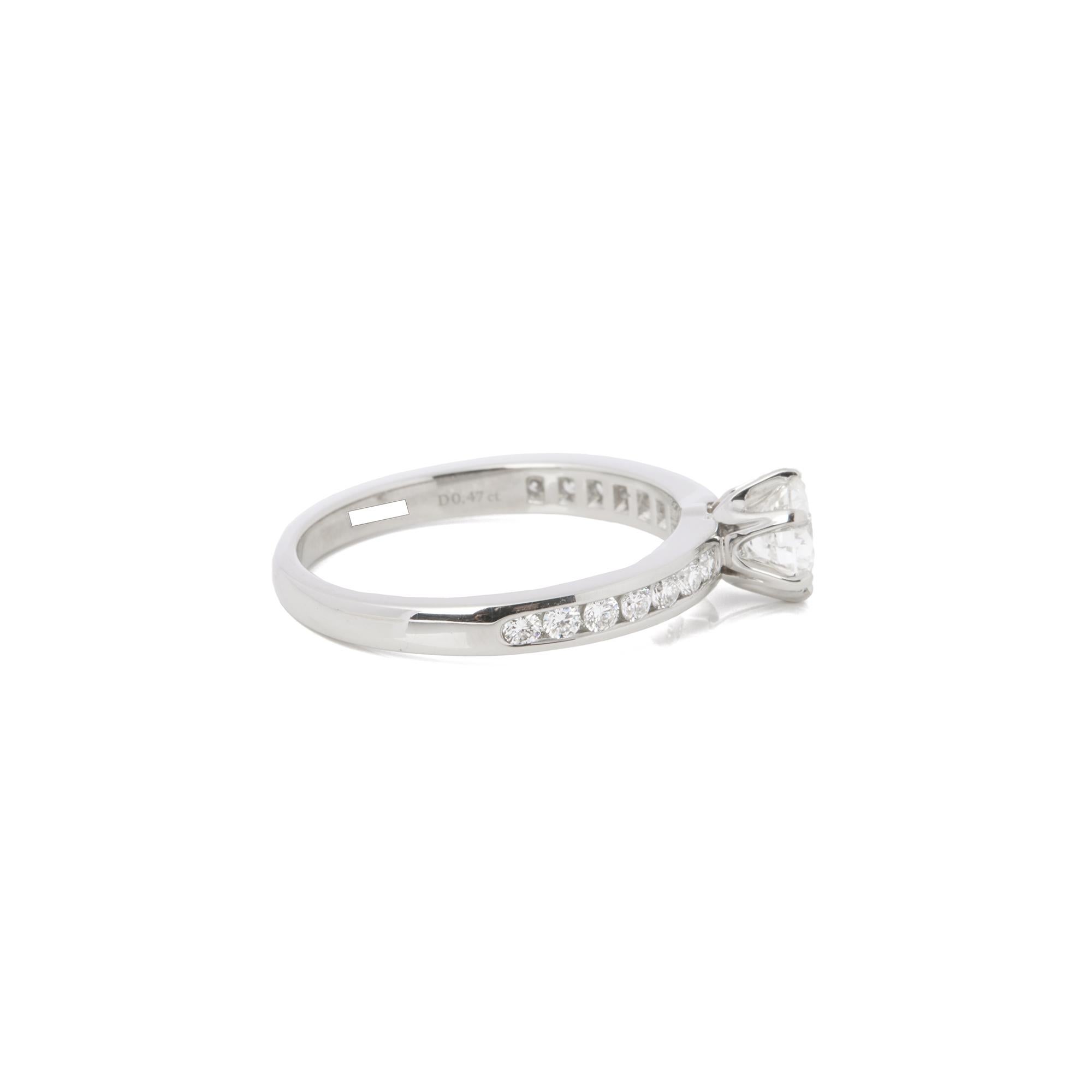 Tiffany & Co. Bague en platine taille brillant 0,47ct avec épaulement en diamant en vente 3