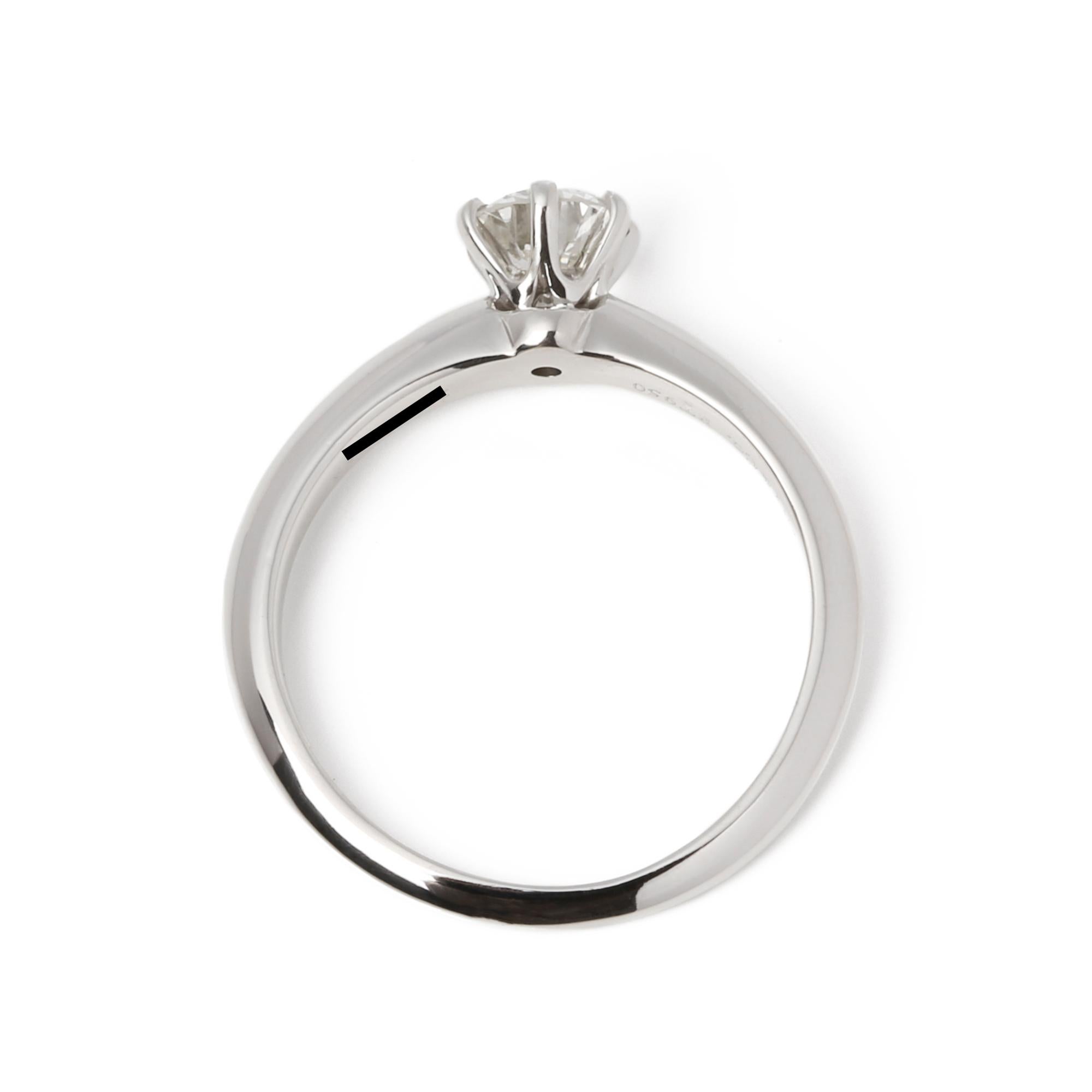 En vente :  Tiffany & Co. Bague solitaire en diamant taille brillant 0,58 carat 3