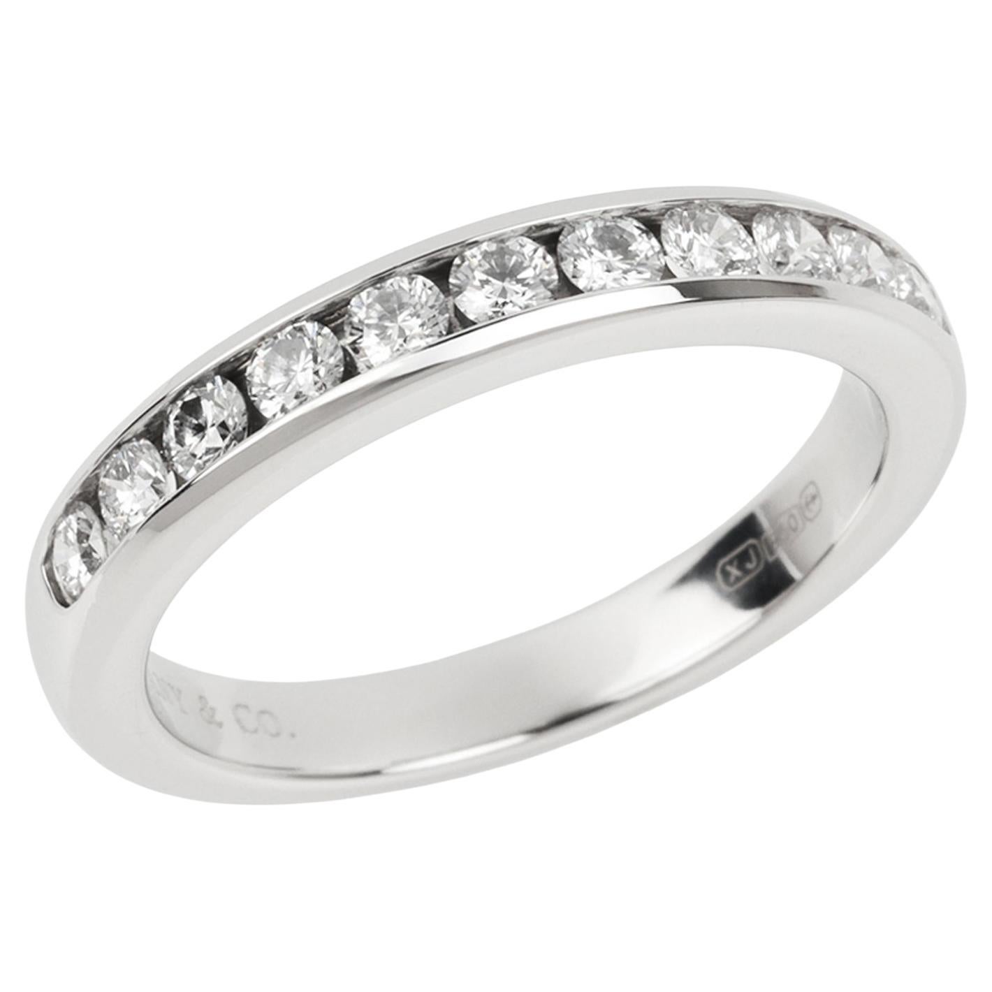 Tiffany
Co. Anello a mezza eternità in platino con diamante taglio Brilliante da 3 mm