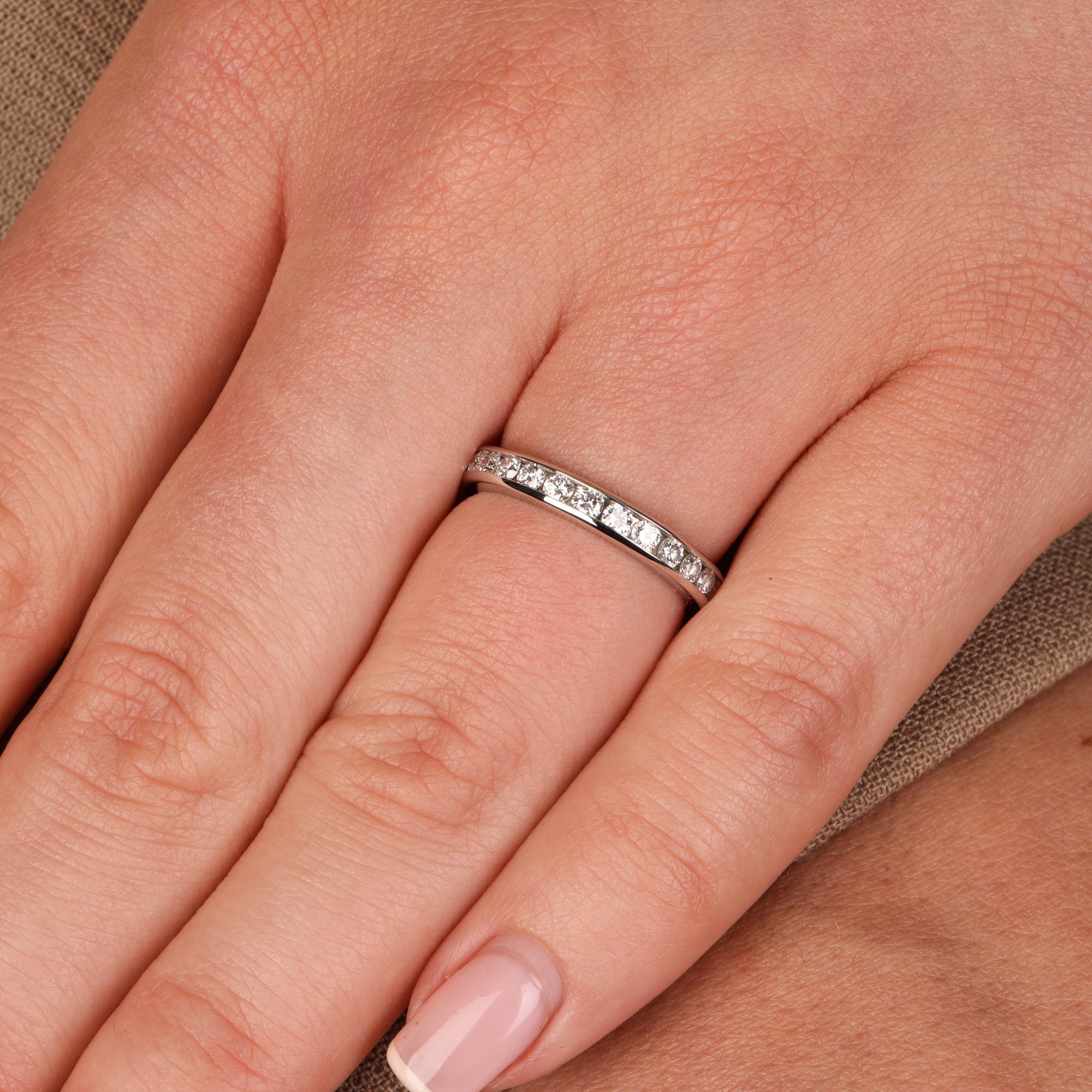 Tiffany & Co. Brillantschliff Diamant Platin Ring für die Ewigkeit Damen im Angebot