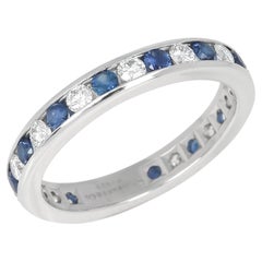Tiffany & Co. Anillo de eternidad en platino con zafiro y diamantes talla brillante