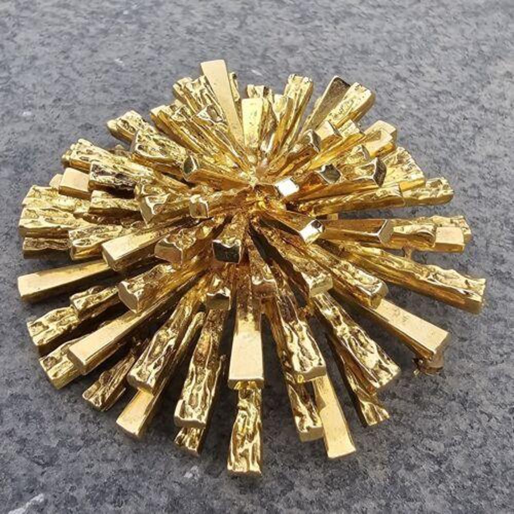 This stunning Tiffany & Co. brooch pin is a true statement piece for any jewelry collection. Crafted from fine 18k yellow gold, this large sputnik brooch is heavy and substantial, weighing in at 86.5g. The starburst design features no stones, making