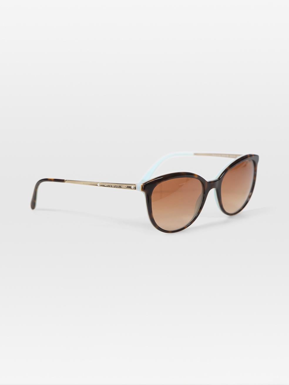 L'ÉTAT est très bon. L'usure des lunettes de soleil est minime. Usure minime à la lentille droite avec des rayures mineures sur la lentille sur cet article de revente de designer d'occasion de Tiffany & Co. Livré avec étui.
 

 Détails
 

 

