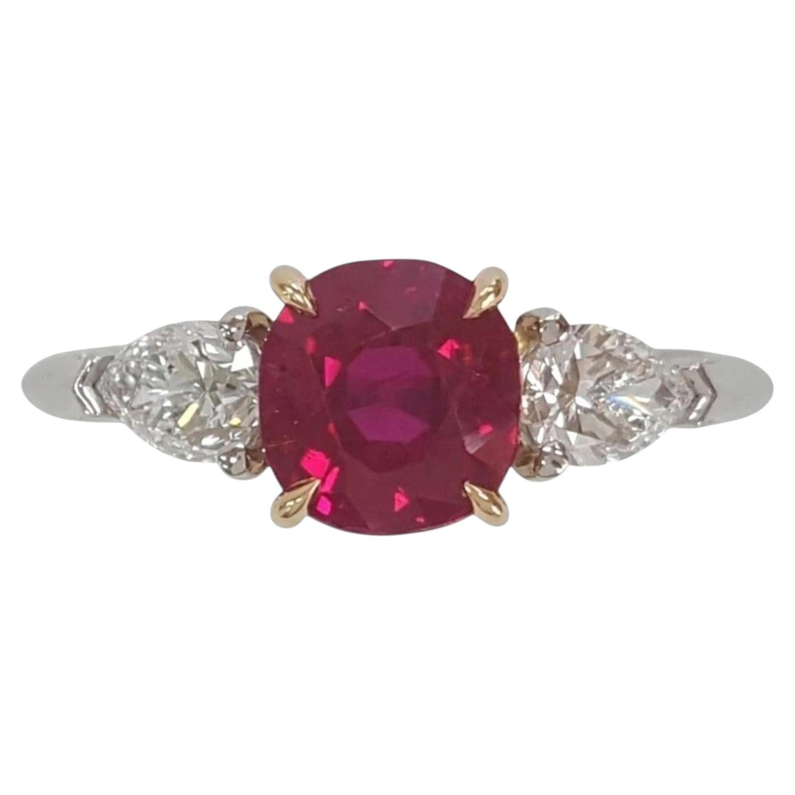 Tiffany & Co. Anillo de tres piedras de rubí y diamante sin calor de Birmania