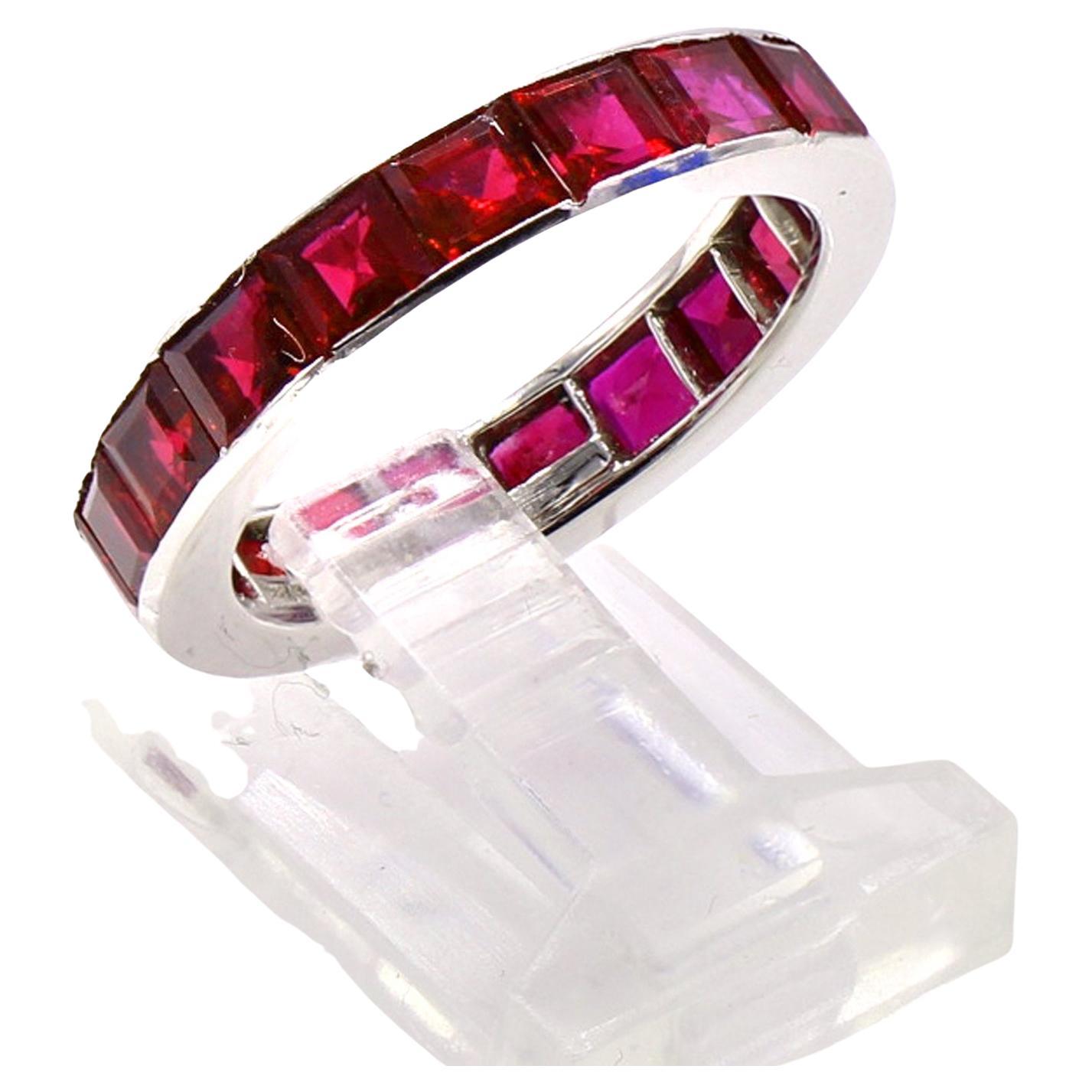 Tiffany & Co, anneau d'éternité en platine et rubis de Birmanie 