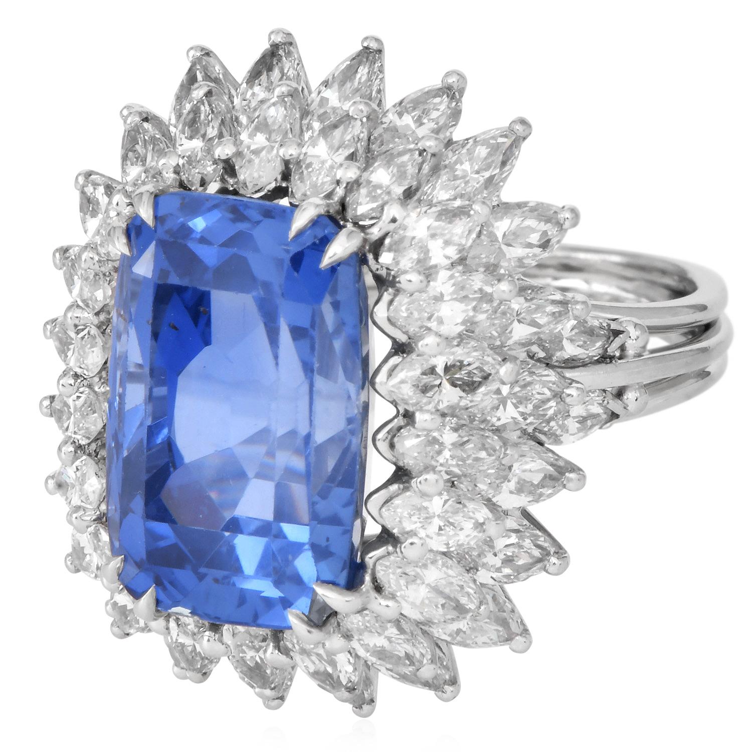 L'anello da cocktail di Tiffany & Co. presenta al centro uno straordinario zaffiro naturale di Burma, senza calore e senza trattamenti, di 13,65 carati (rapporto del laboratorio GIA). Lo zaffiro allungato con taglio a cuscino di circa 15 mm x 9,5 mm