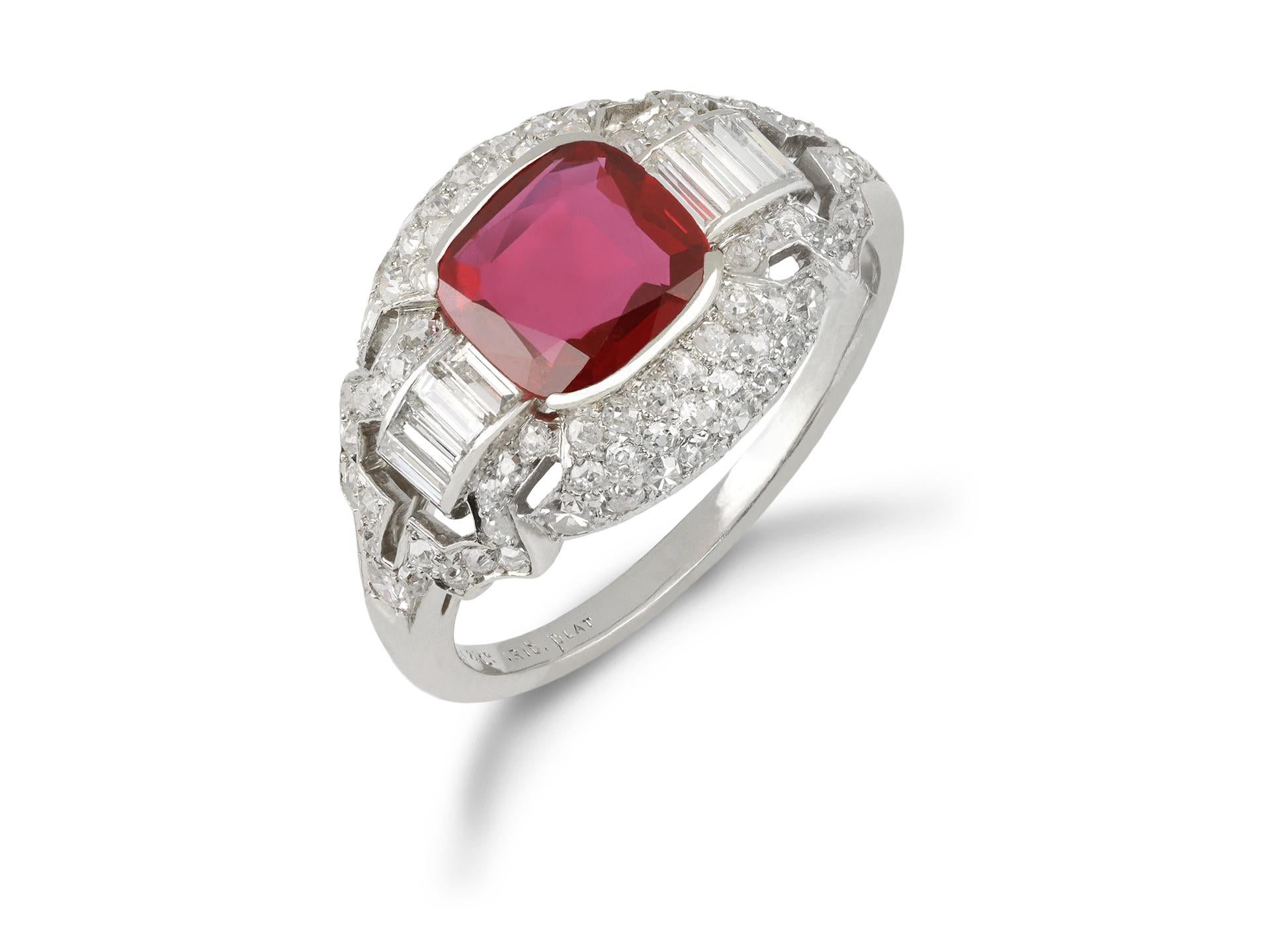 Tiffany & Co. Anello con rubino birmano e diamante. Al centro è incastonato un rubino birmano naturale non valorizzato con taglio a cuscino in un'incastonatura part-rubover a dorso aperto con un peso approssimativo di 1,00 carati, affiancato da otto