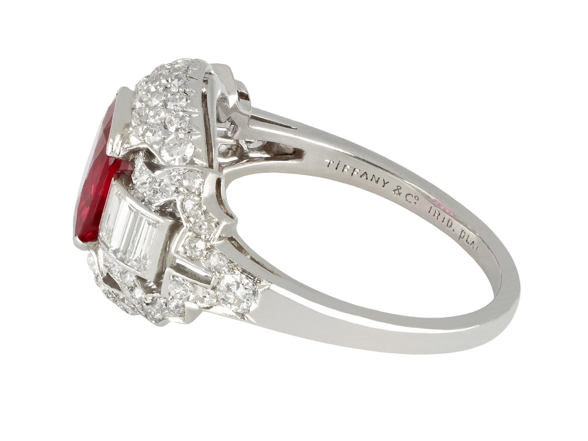 Art Déco Tiffany & Co. Anello birmano con rubino e diamanti, americano, 1920 circa. in vendita